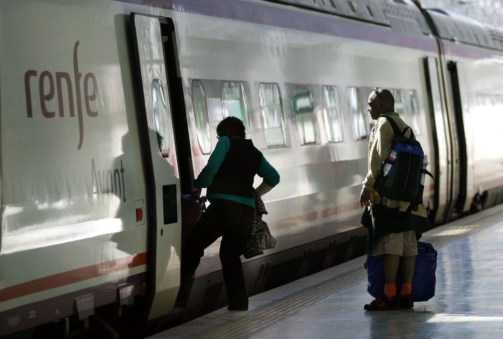 Pasajeros suben a un tren Avant en Málaga.