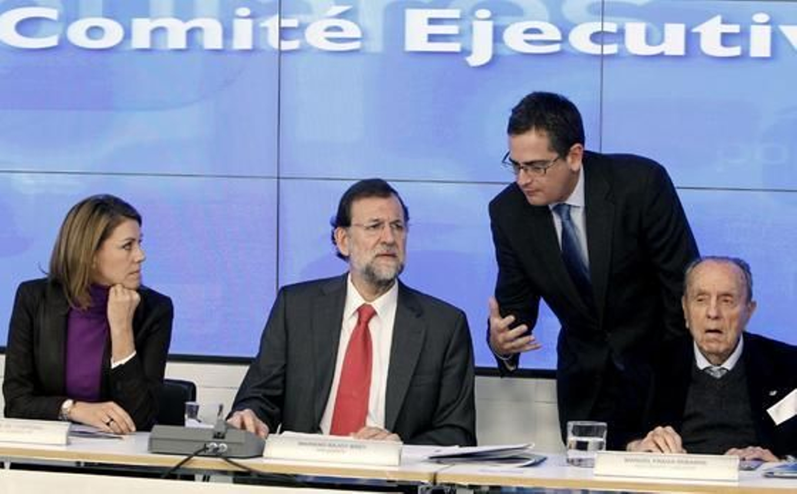 Mariano Rajoy y María Dolores de Cospedal escuchan al presidente del partido en el País Vasco, Antonio Basagoiti (2d), junto al presidente fundador del PP, Manuel Fraga (d), durante la reunión del Comité Ejecutivo en 2011. / EFE