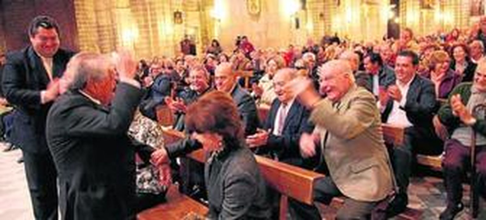 'El Guapo' recibe la ovación de todos los presentes, en el acto celebrado en la catedral.