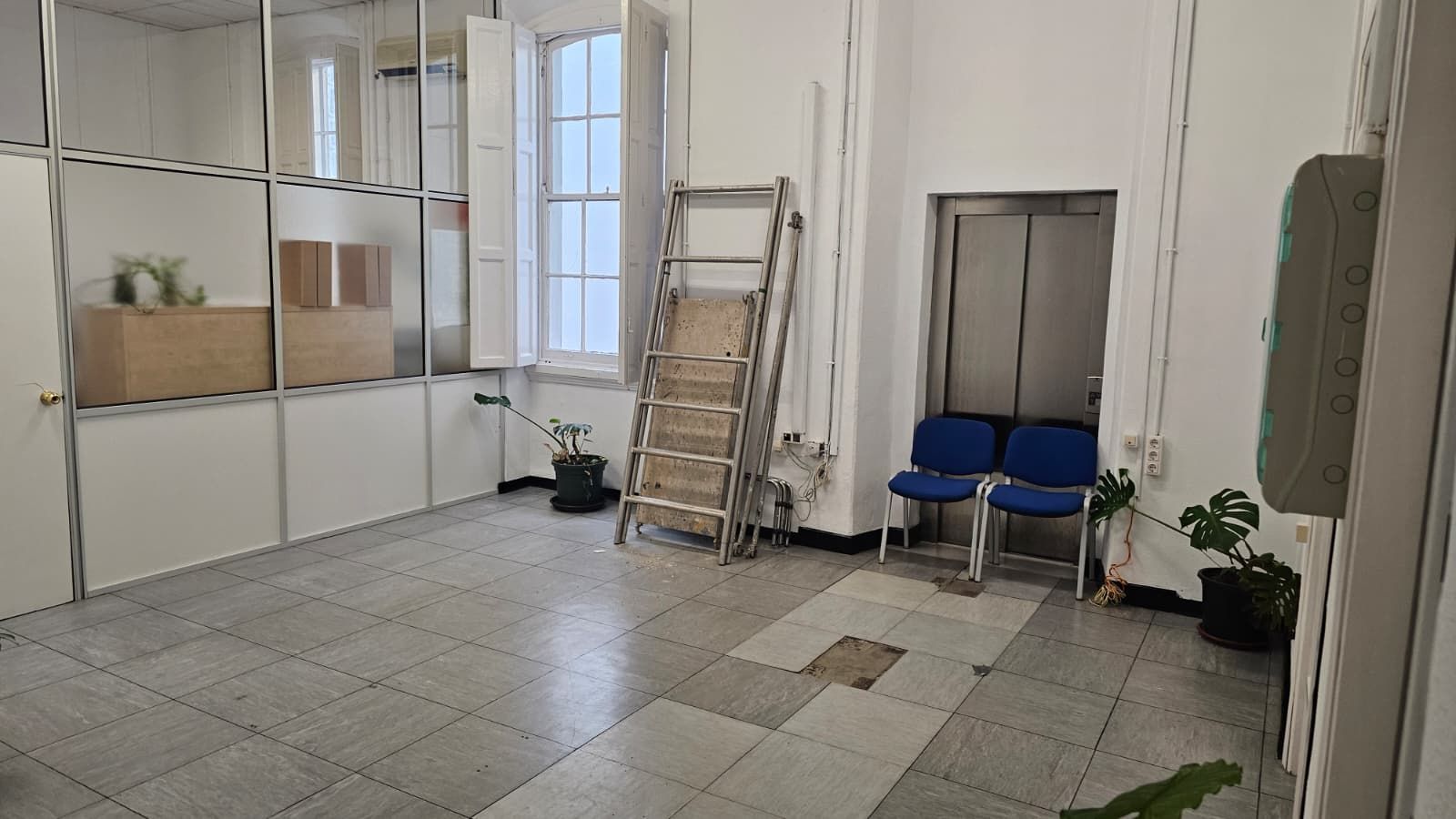 Varias sillas de plástico impiden el acceso al ascensor del edificio municipal de la calle Ancha como medida preventiva ante su estado.