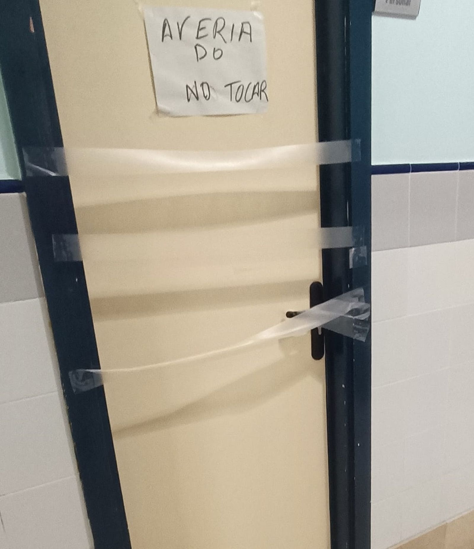 Las imágenes de los desperfectos y roturas denunciados en Urgencias de Huelva