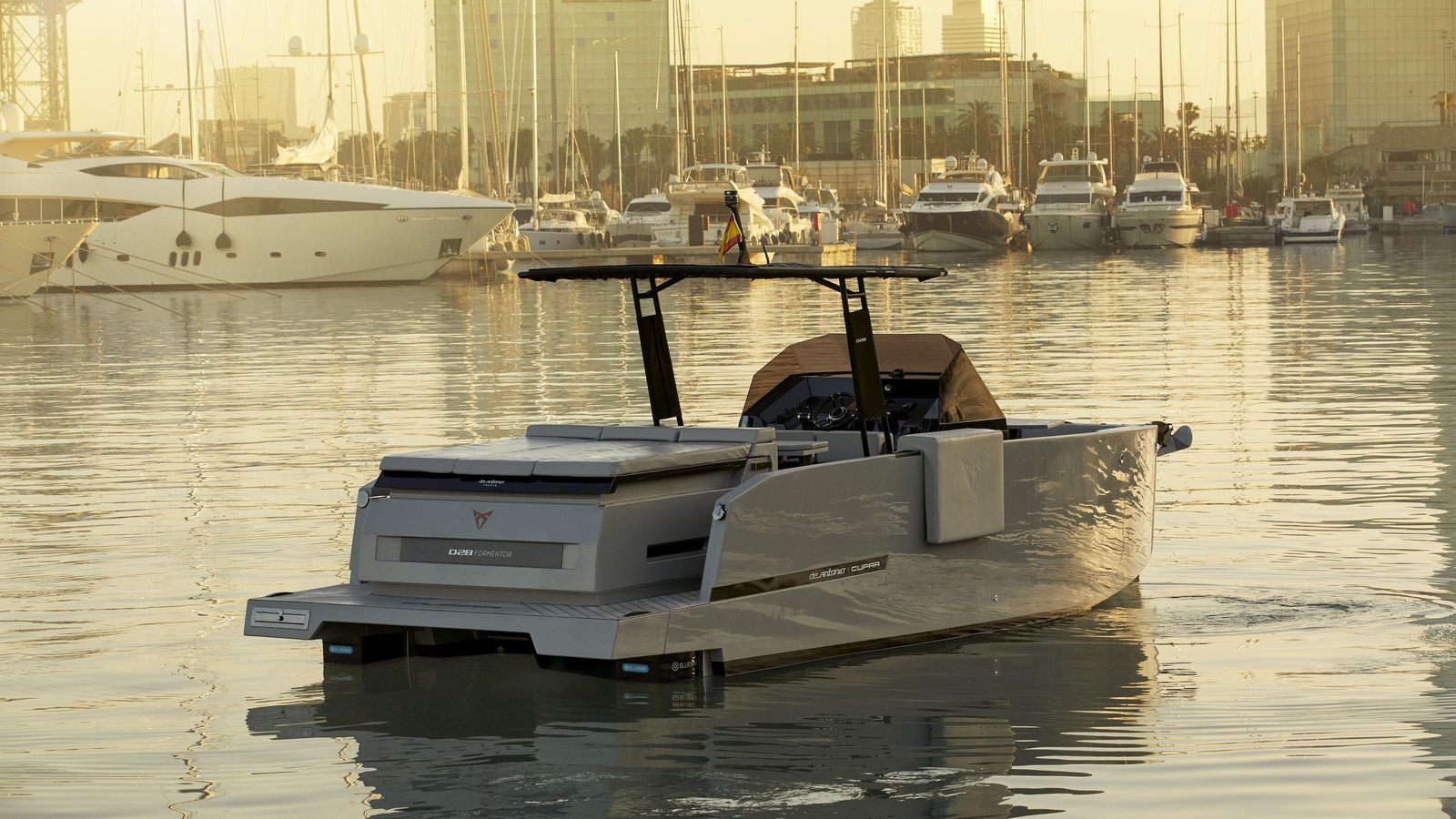 Algunos de los colores, acabados y materiales que pueden encontrarse en este barco son compartidos con los Cupra Formentor.