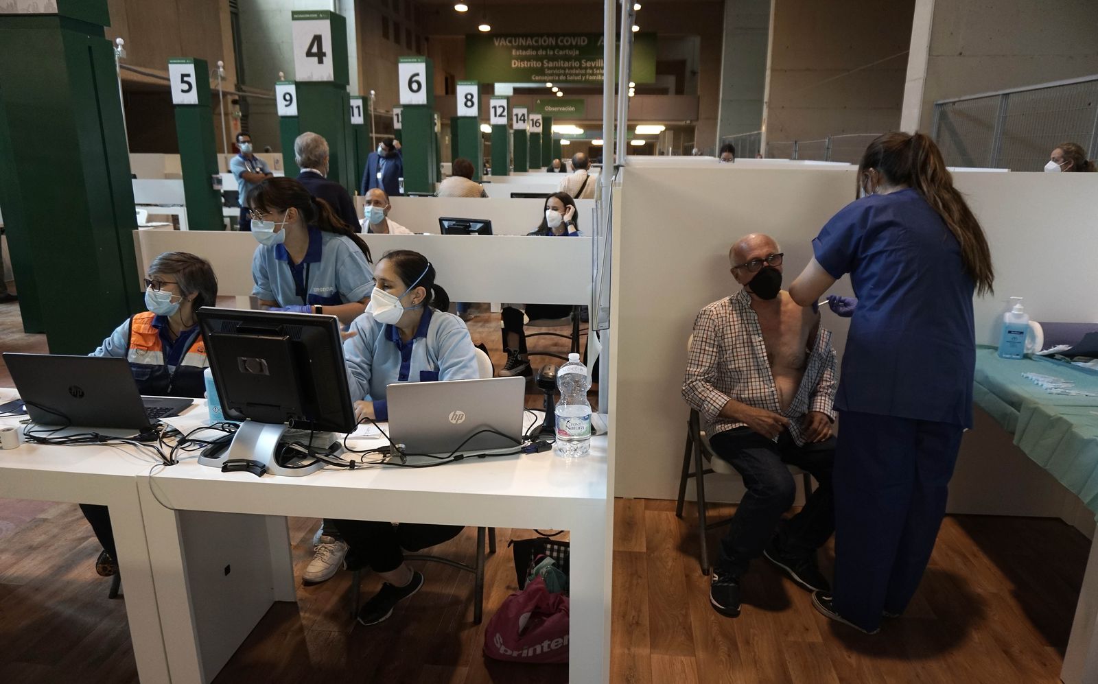 El centro de vacunación habilitado en el Estadio de la Cartuja.