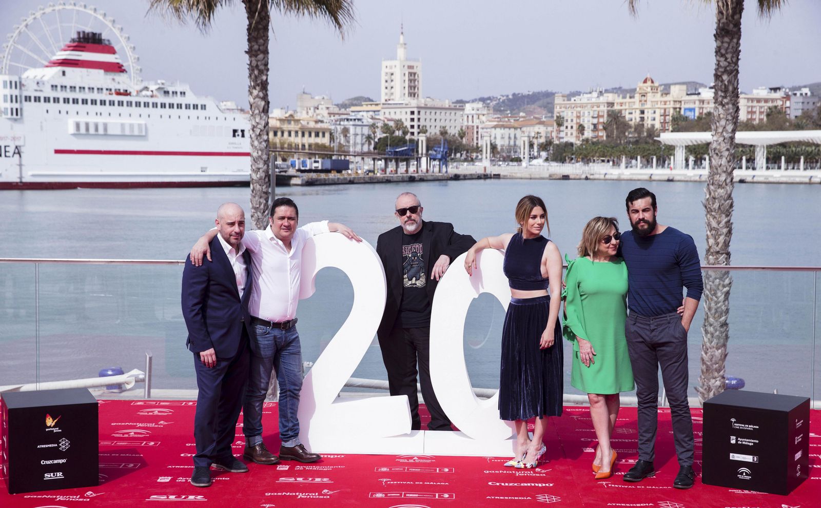 Álex de la Iglesia con los protagonistas de 'El bar', en el Muelle Uno