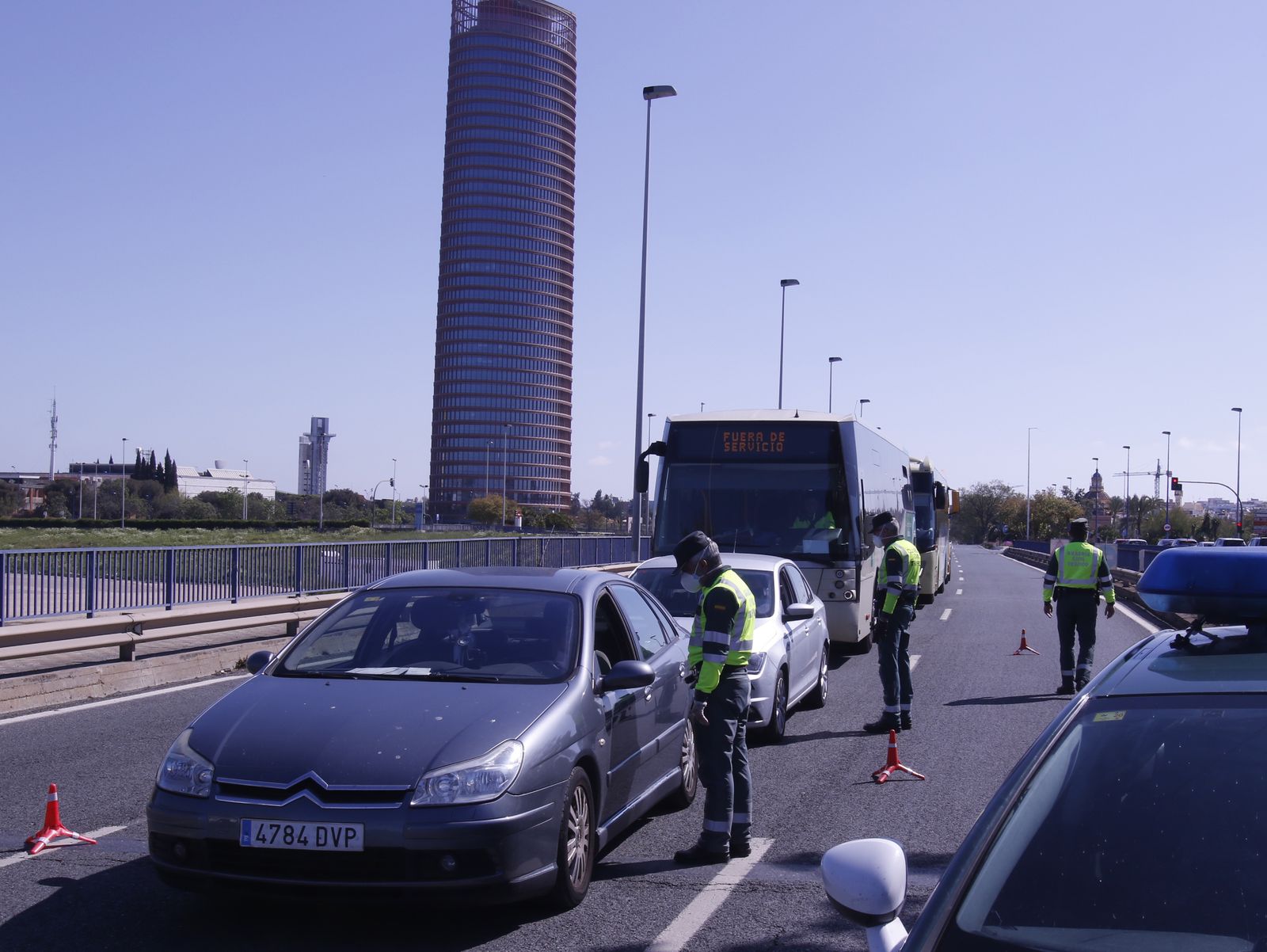 Controles de la Guardia Civil y Policía Local agradeciendo aplausos