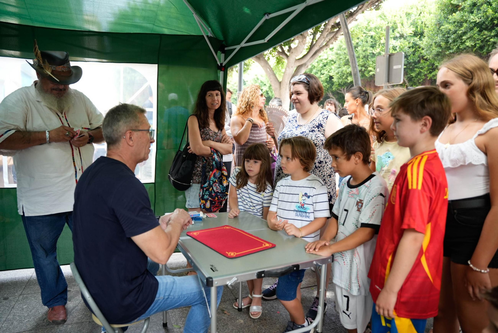 Las mejores imágenes del espectáculo de magia en la calle de la Feria de Almería