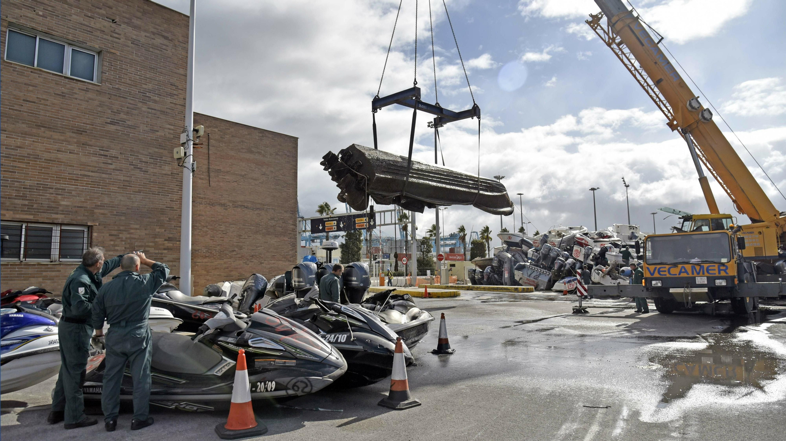 Las fotos del desalojo de las narcolanchas del servicio marítimo de la Guardia Civil