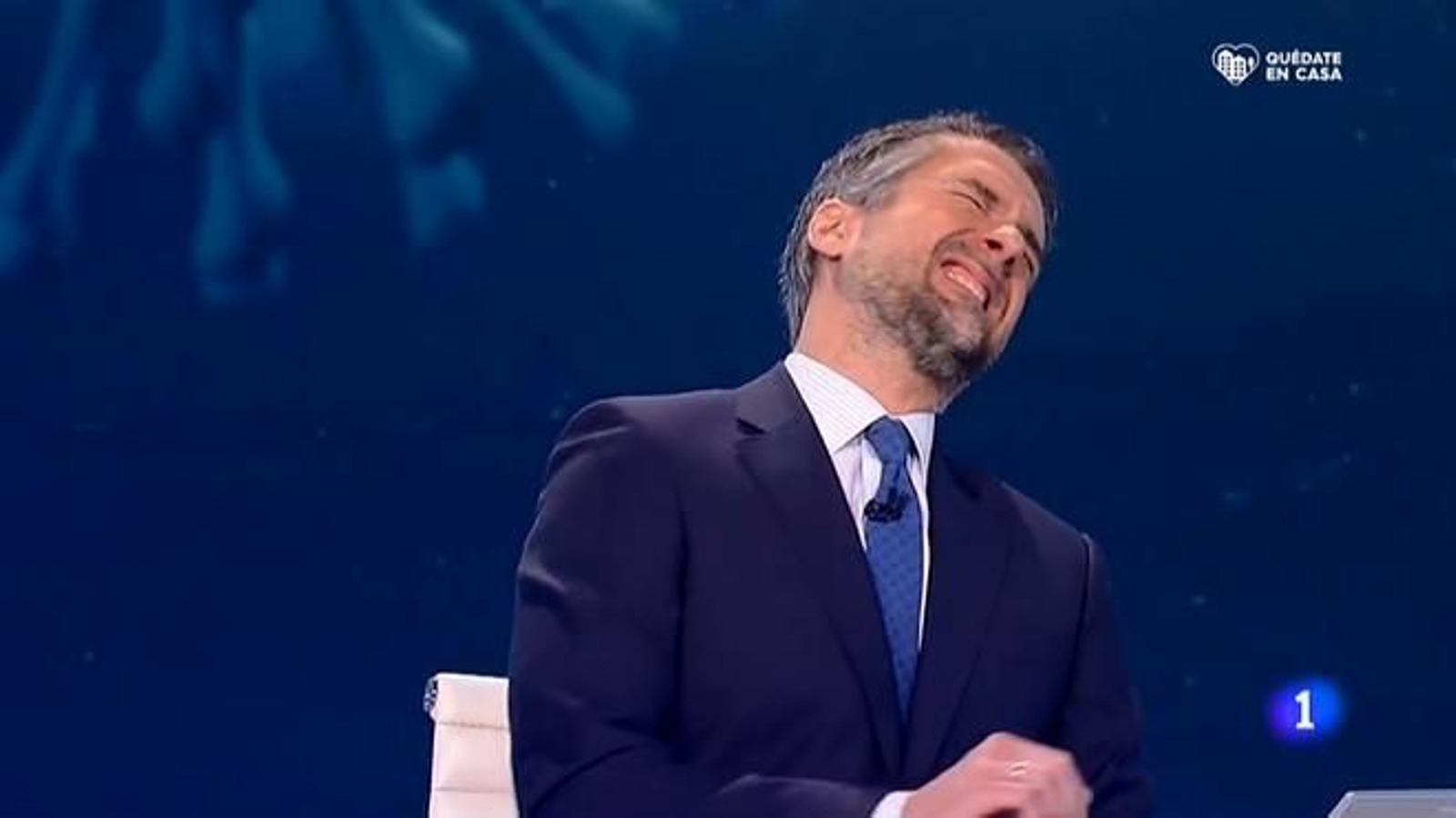 El conductor del 'Telediario 2' Carlos Franganillo se lamenta de un gazapo