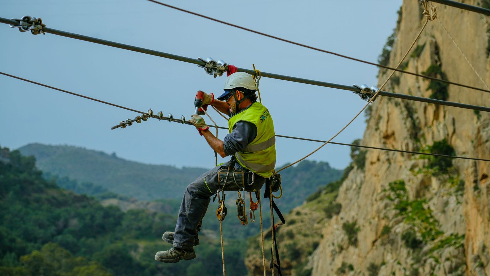 Operarios trabajando en la construcción del puente colgante del Caminito del Rey