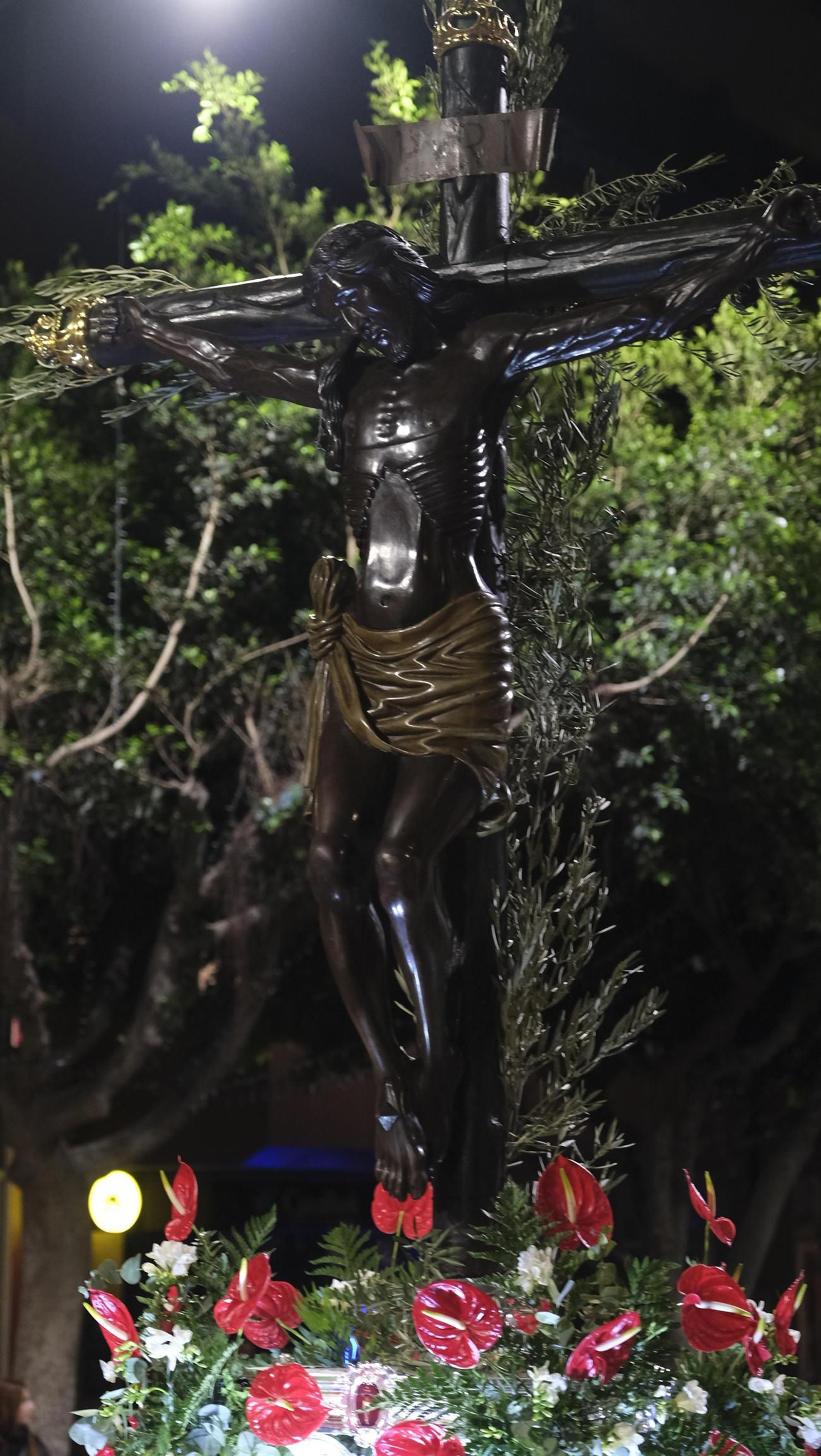 Procesión del Vía Crucis-Cristo de la Escucha en Almería, en imágenes