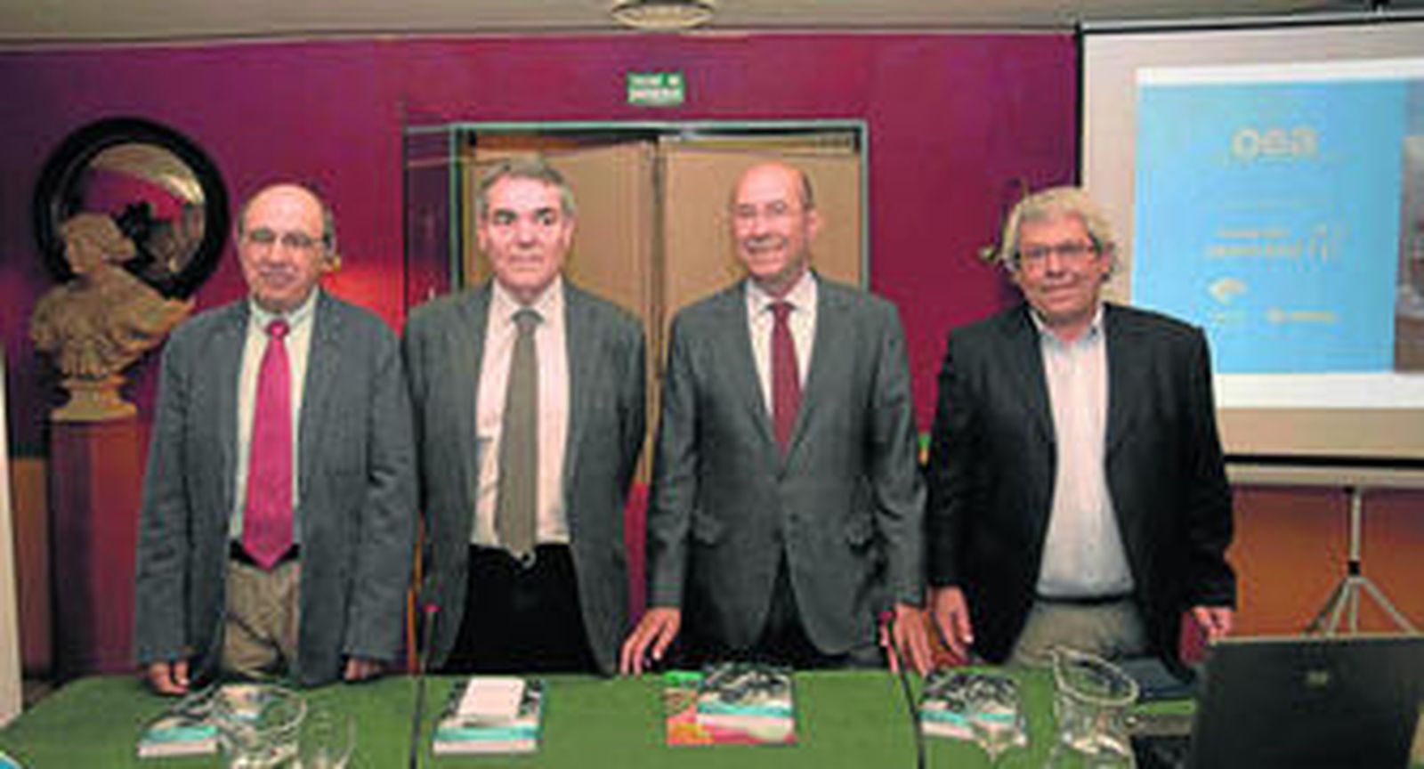 Martín Risquez, Jerónimo Molina, Francisco Ferraro y Joaquín Aurioles, autores del libro del OEA.