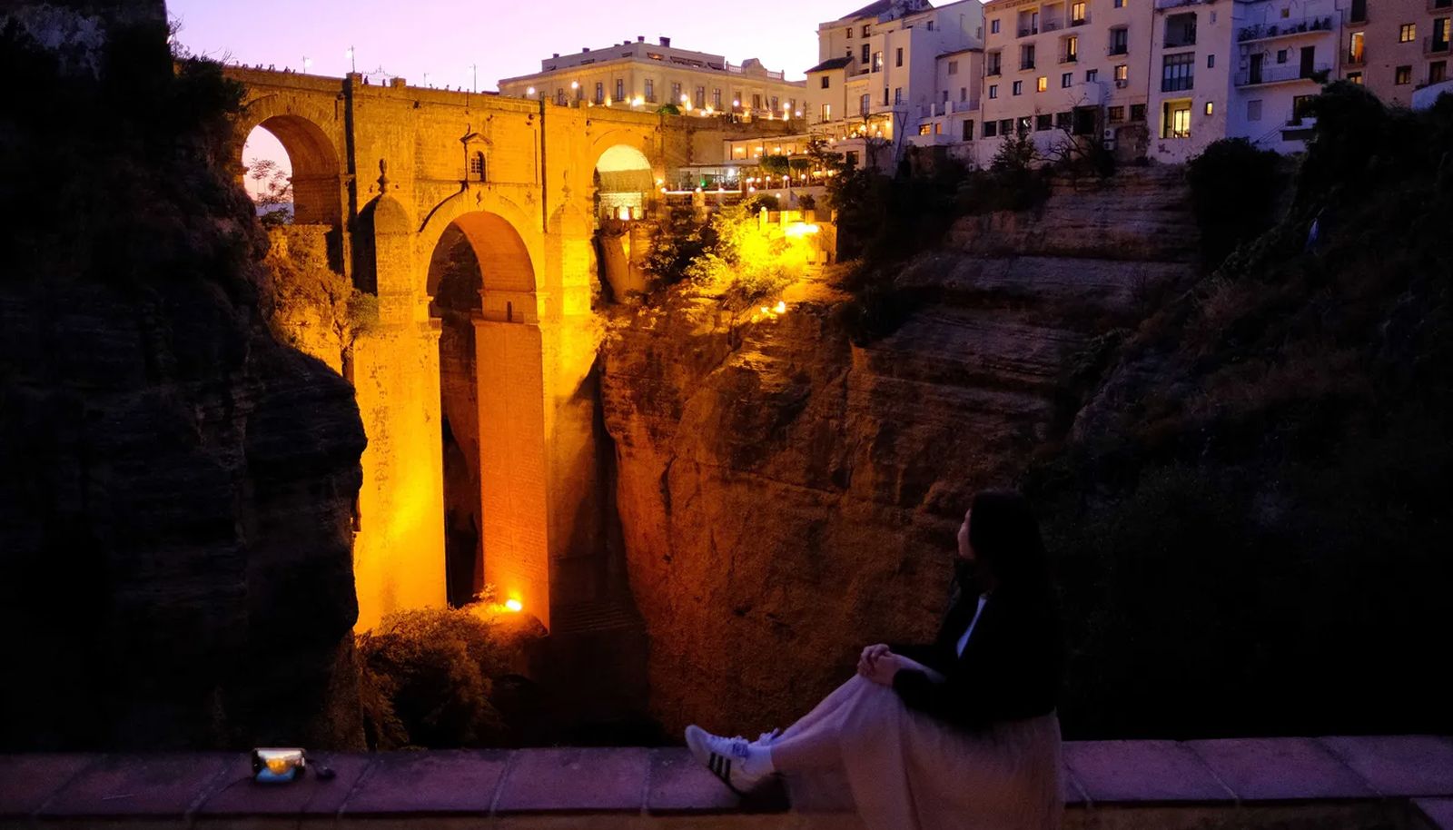Iluminación nocturna del Puente Nuevo.