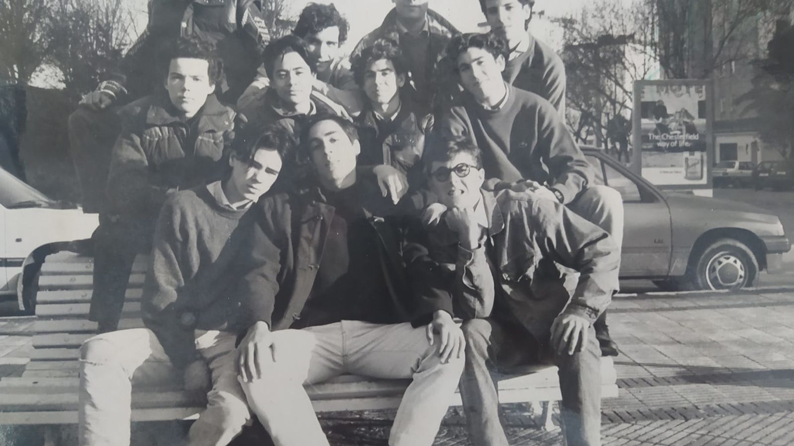 Pedro (abajo, a la derecha, con gafitas de mentira) y sus amigos, en la plaza del Caballo, en 1991.