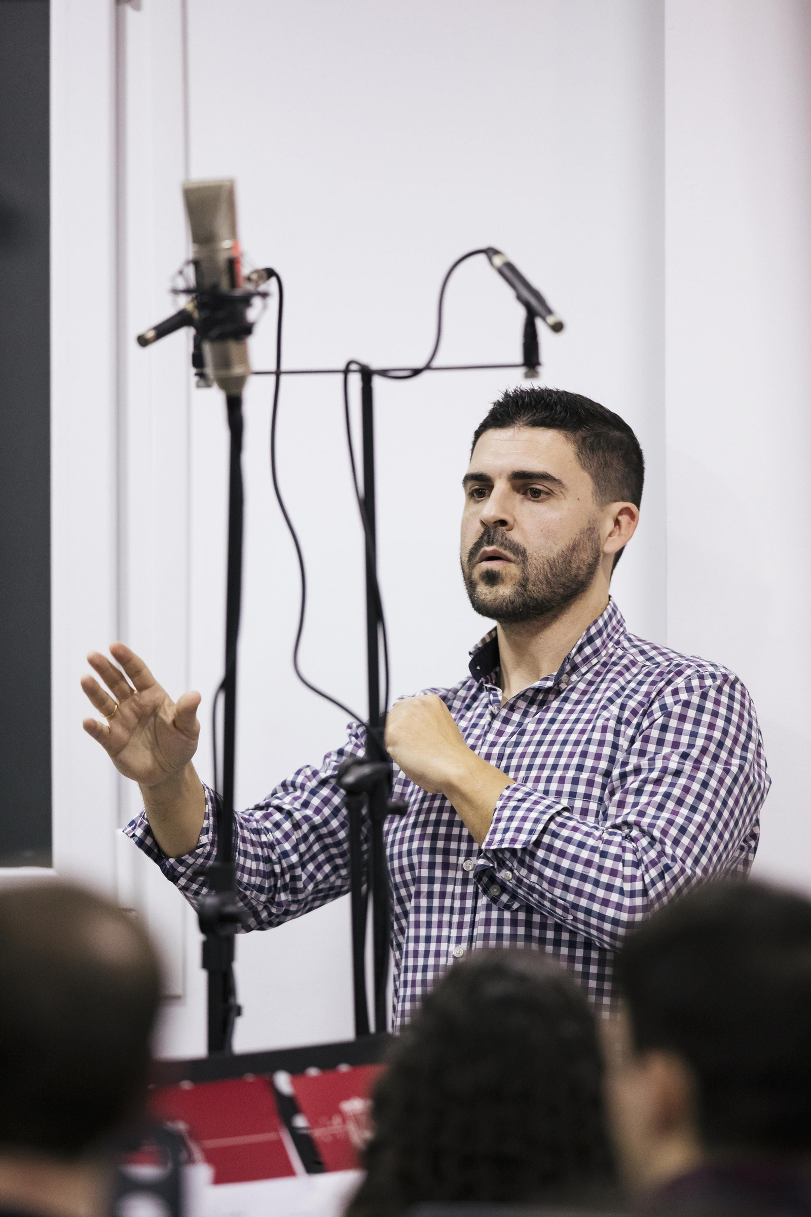 El compositor Víctor Ferrer durante la grabación de "Alpha y Omega"