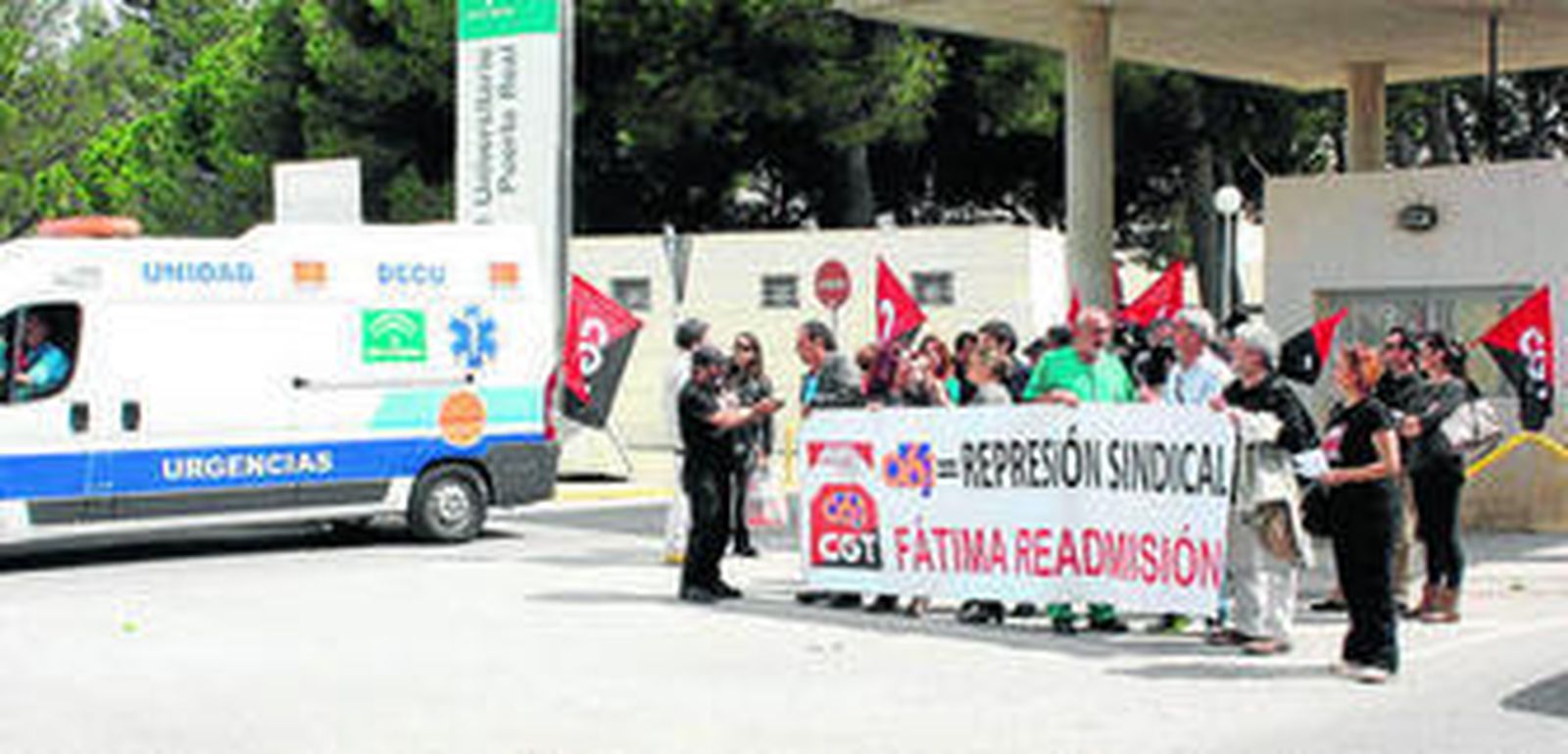 Los empleados protestaron ayer a las puertas del Hospital.