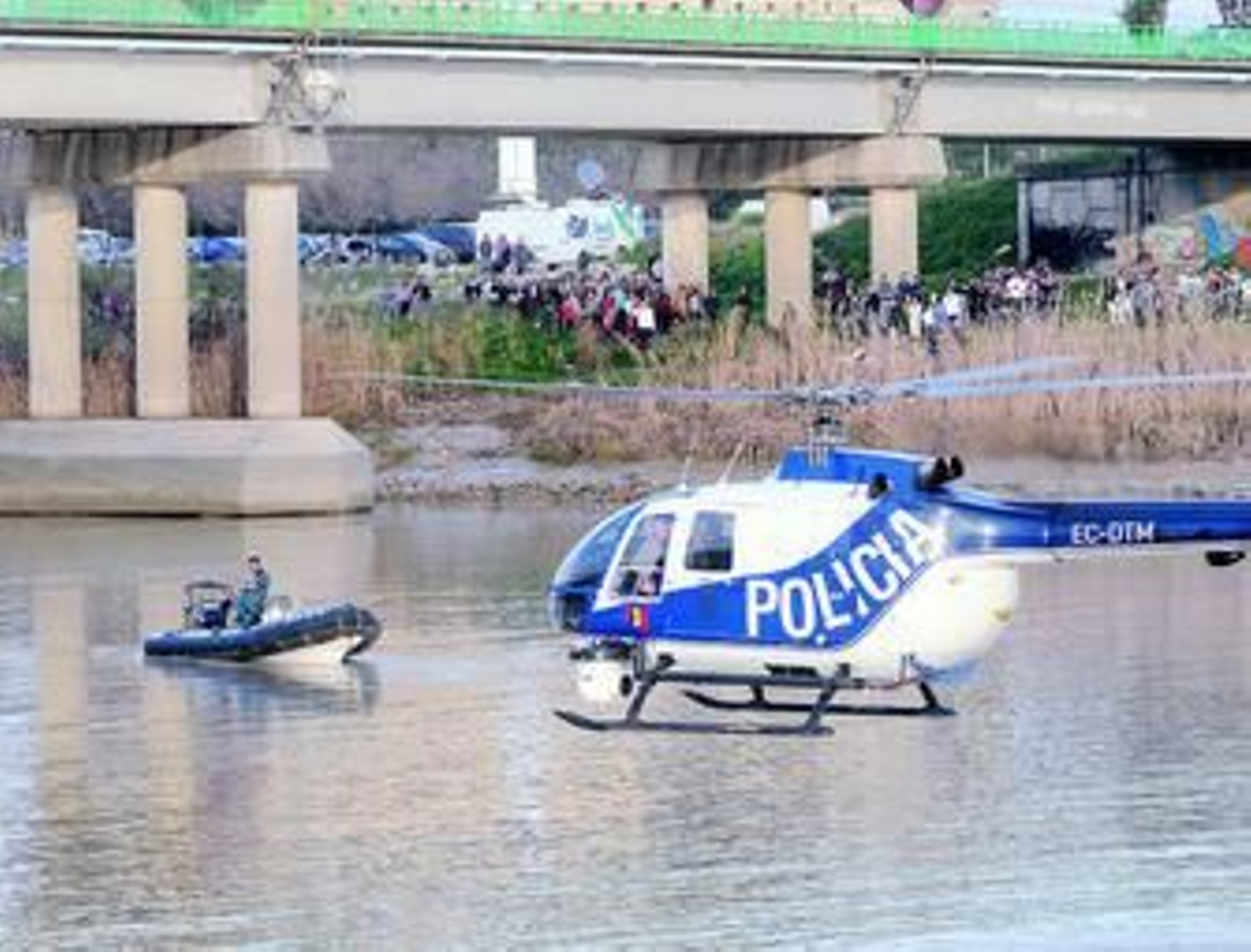 Un helicóptero en las labores de búsqueda de Marta en el río.
