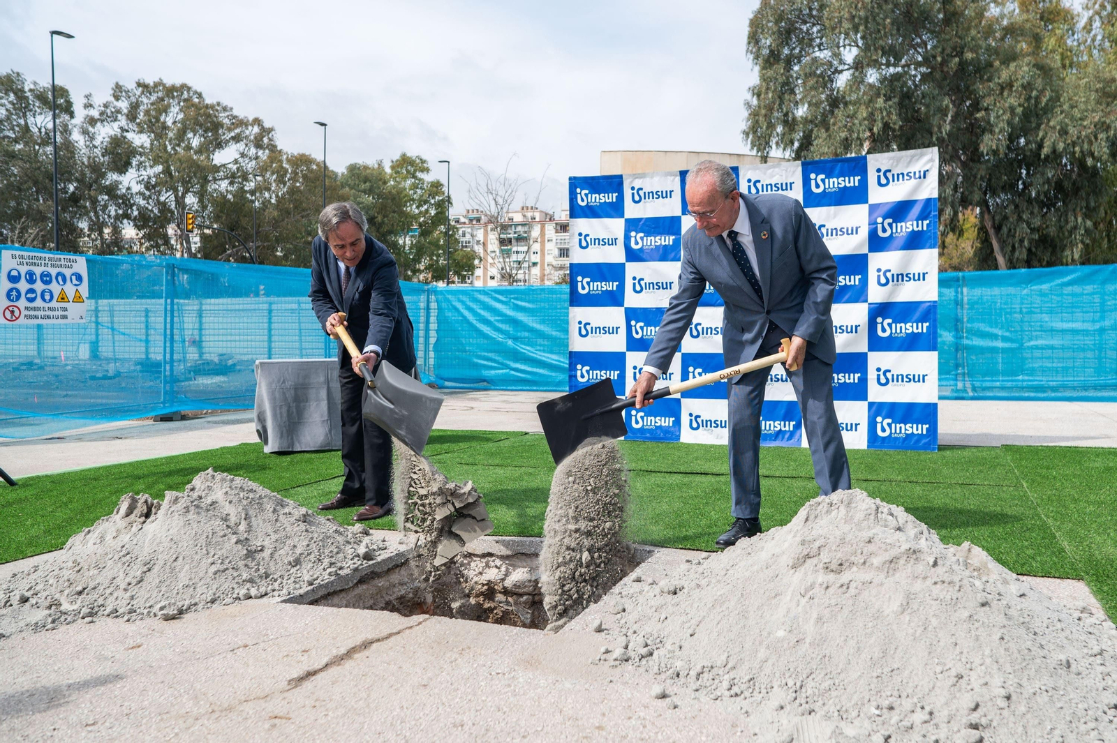 Ricardo Pumar, presidente de Insur, y Francisco de la Torre, alcalde de Málaga, colocan la primera piedra.