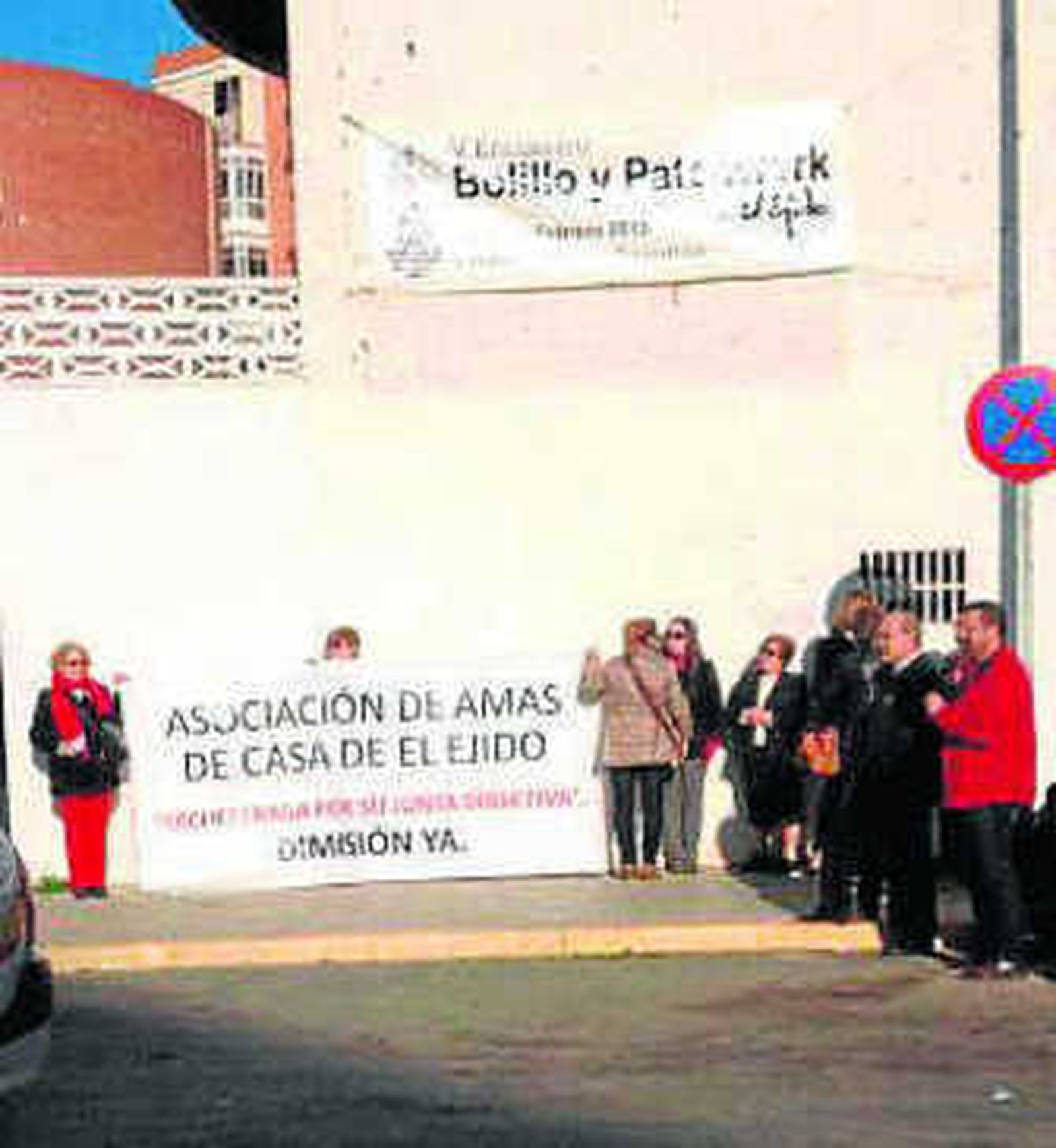 Los manifestantes, en la puerta del Encuentro de Bolillo.