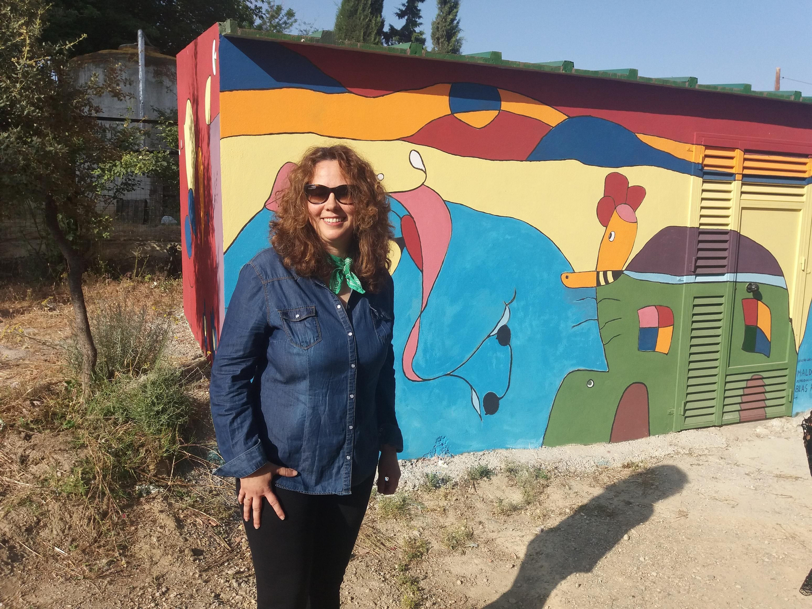 Ante la caseta del colegio Nuestra Señora de las Nieve que ha pintado Maria José Maldonado.