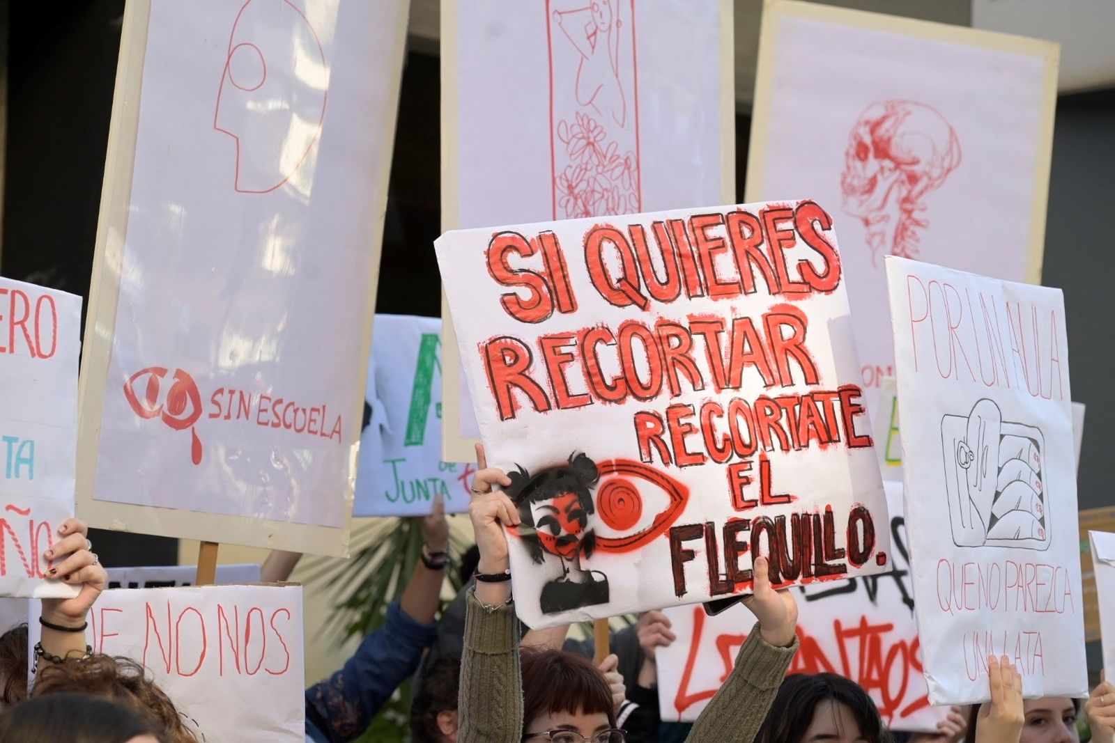 La protesta de la comunidad educativa de la Escuela de Arte y Superior ...