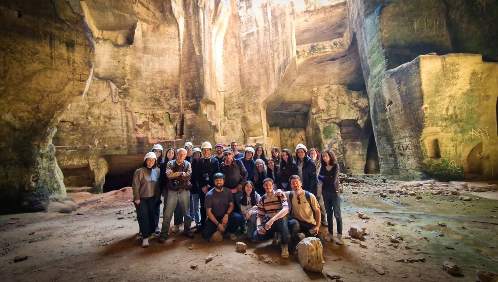 El grupo que participó en la visita a la cueva cantera.
