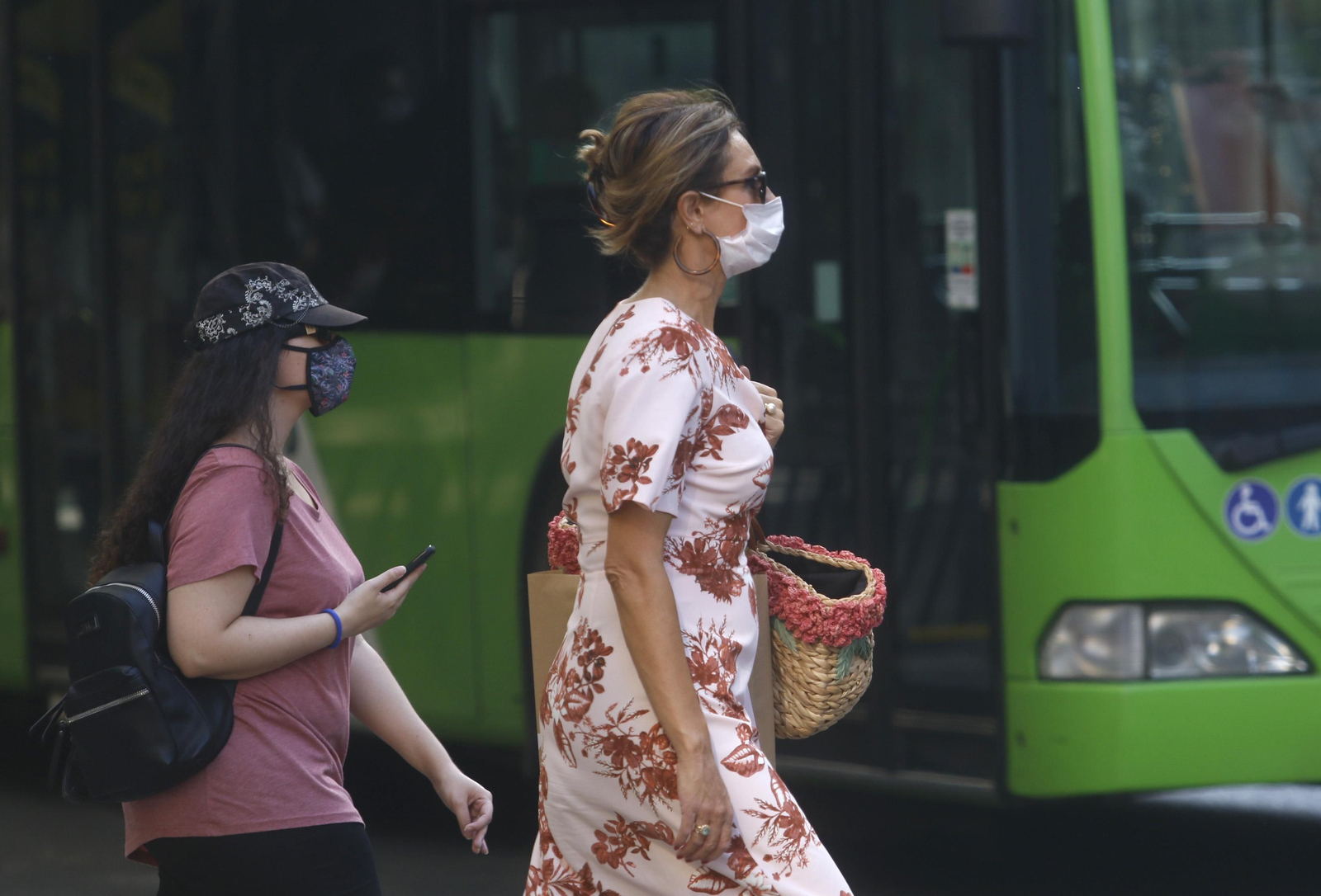 Dos mujeres caminan protegidas por sus mascarillas por el centro de Córdoba.