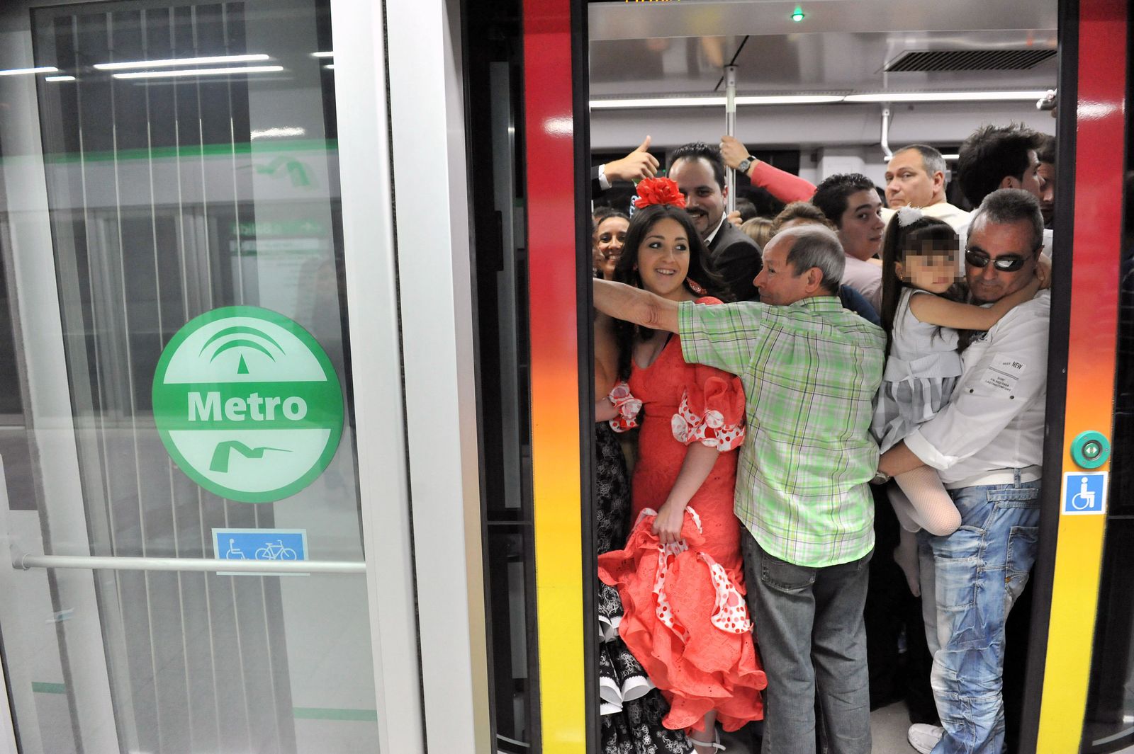 Usuarios en el interior de uno de los convoy del Metro de Sevilla.