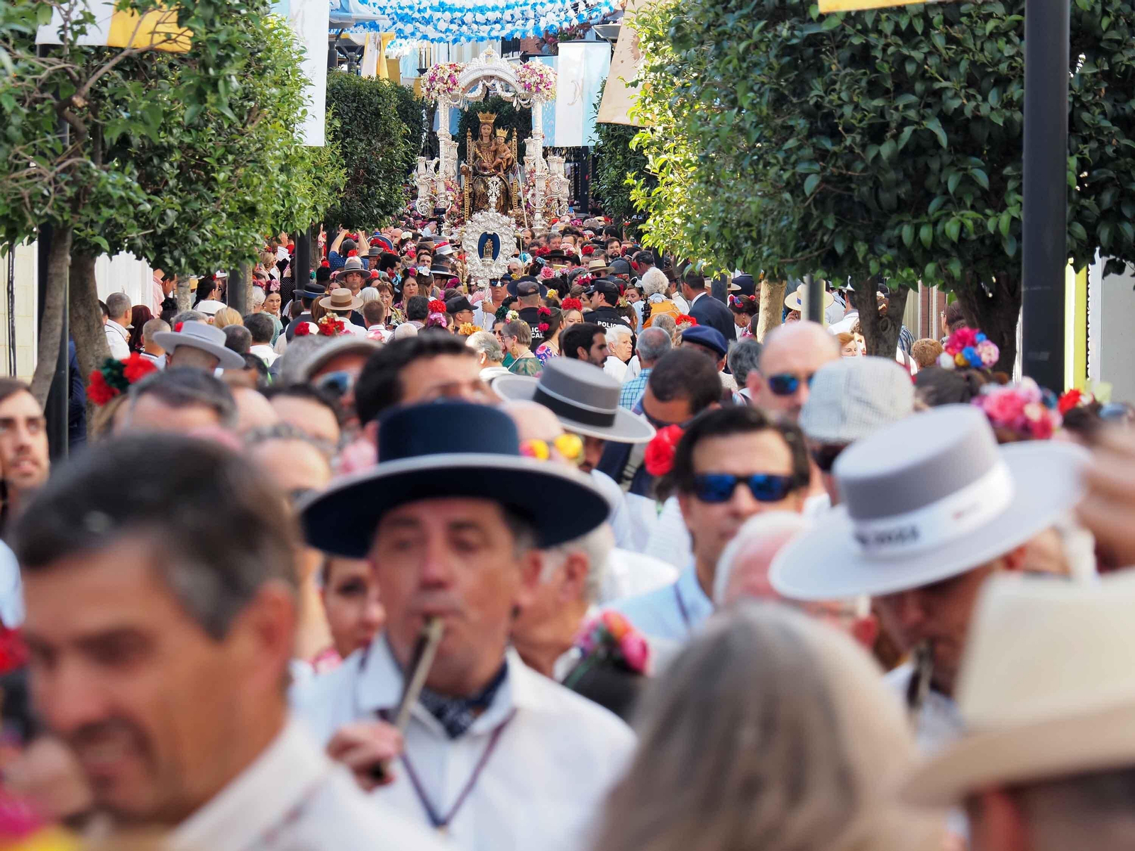 Las imágenes de la procesión de la Virgen de la Bella por las calles de Lepe en 2022