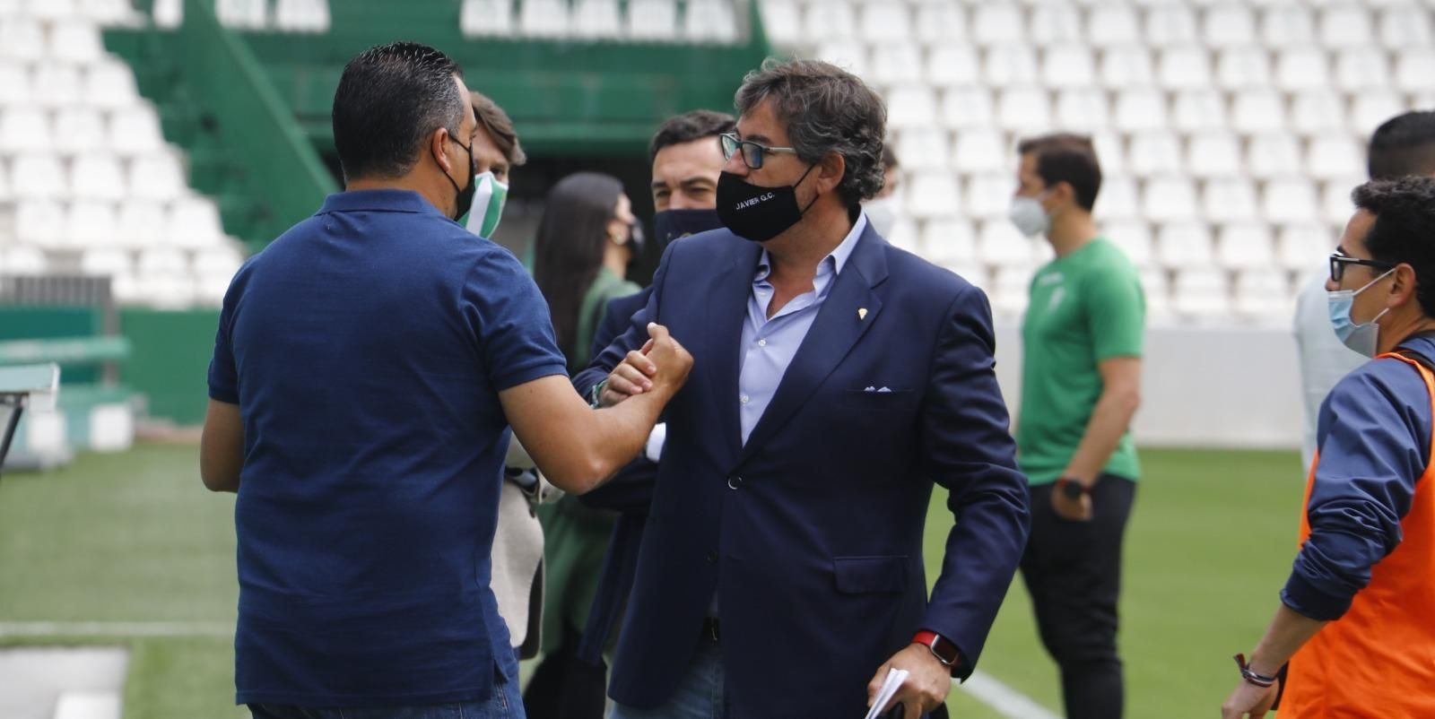 Germán Crespo saluda a Javier González Calvo antes del partido del pasado domingo.