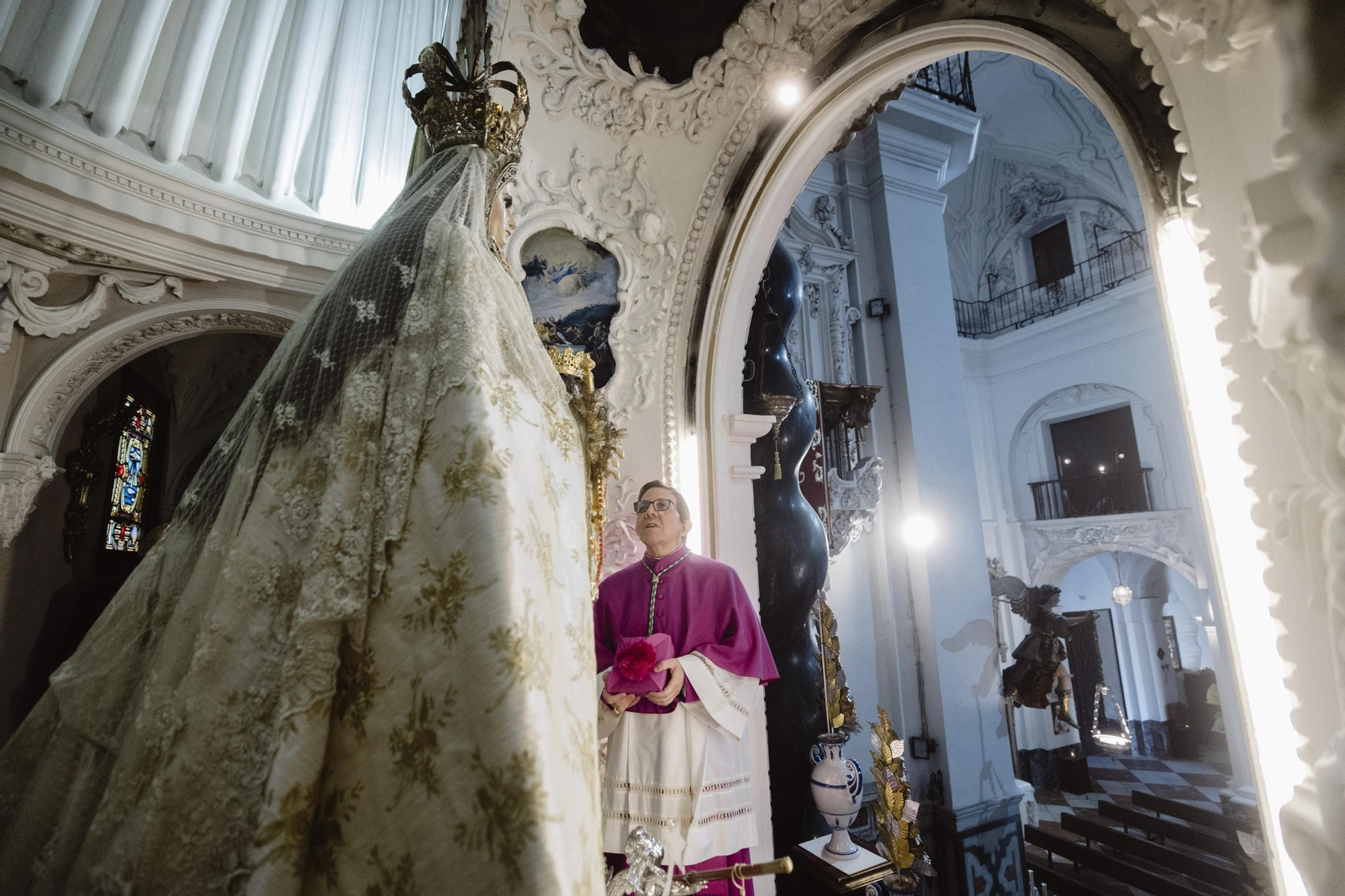 El administrador apostólico, cara a cara con la Virgen del Rosario, Patrona de Cádiz