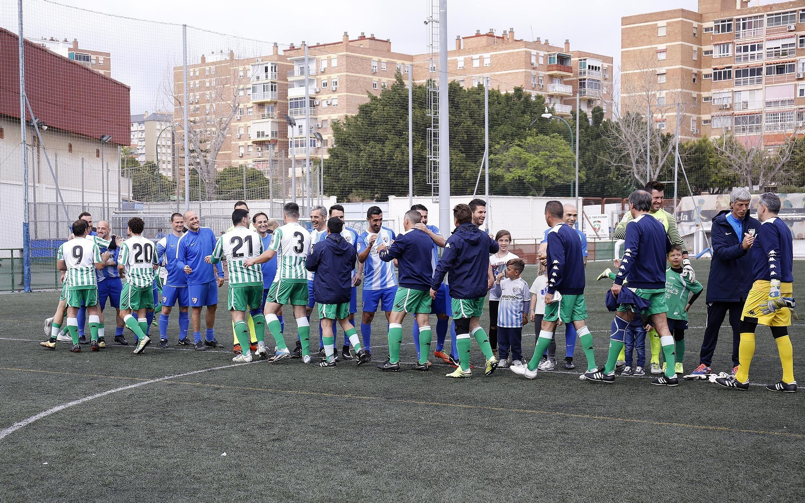 La jornada solidaria de los Málaga Forever y el Betis, en fotos