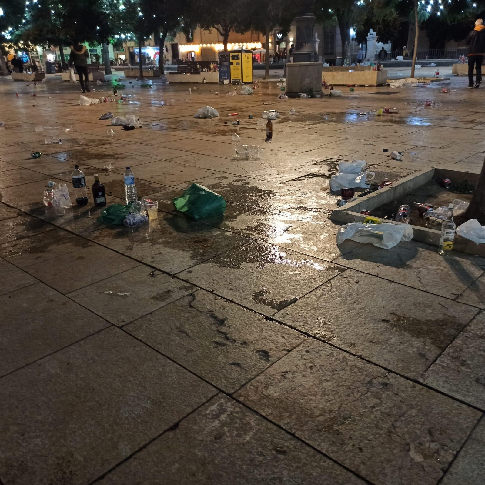 La plaza de la Merced de Málaga, con Picasso, llena de basura tras el paso de los ultras del Atlético