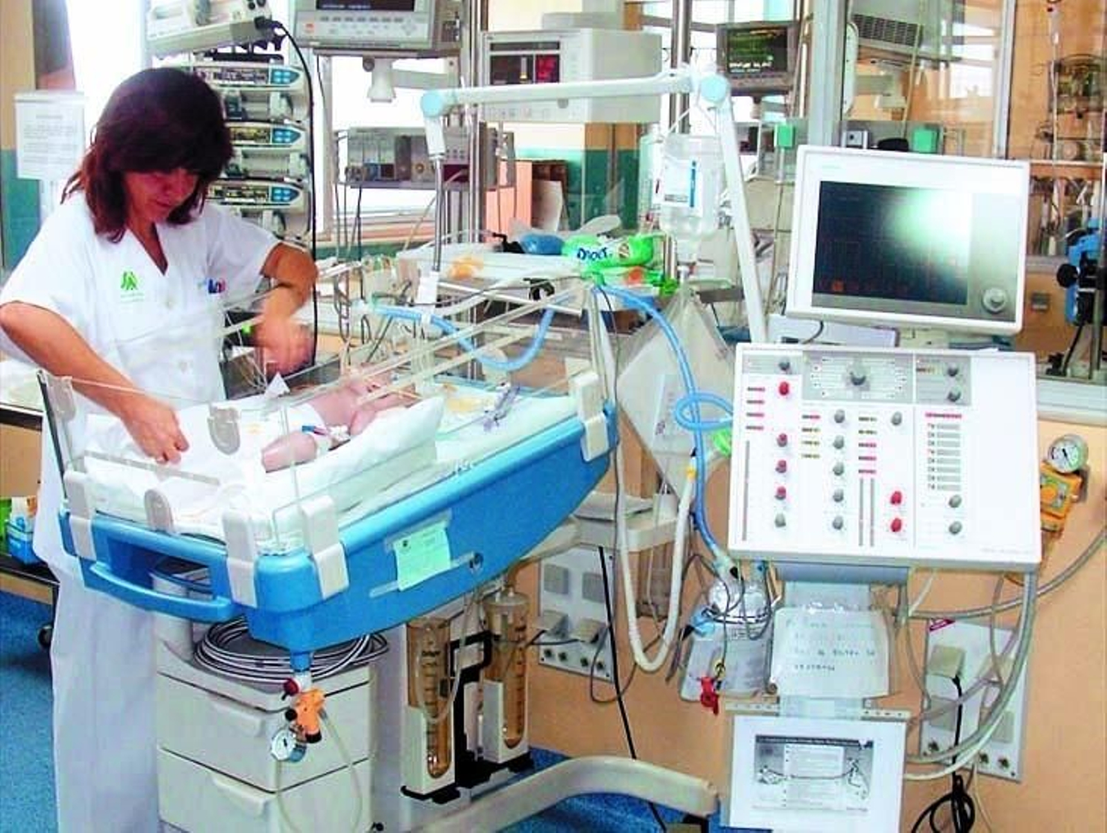 Una doctora trata a un recién nacido en el Hospital Virgen del Rocío.