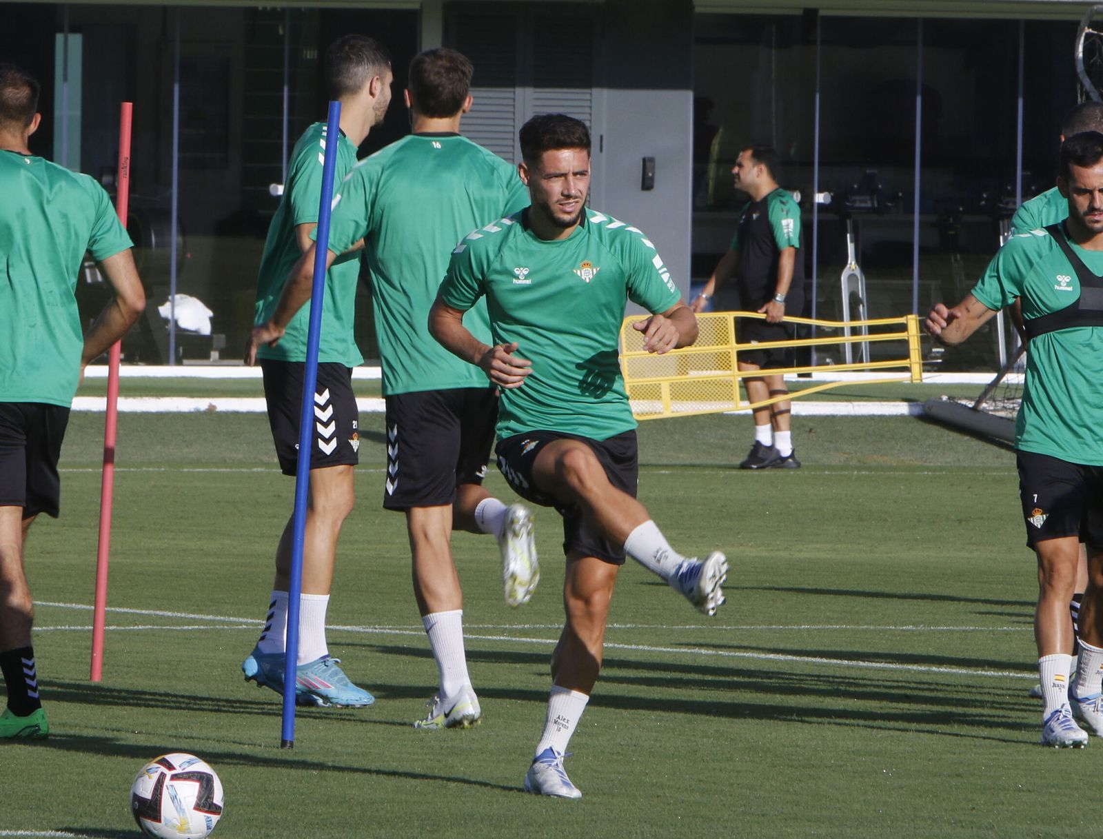 Álex Moreno, en un entrenamiento en la ciudad deportiva.