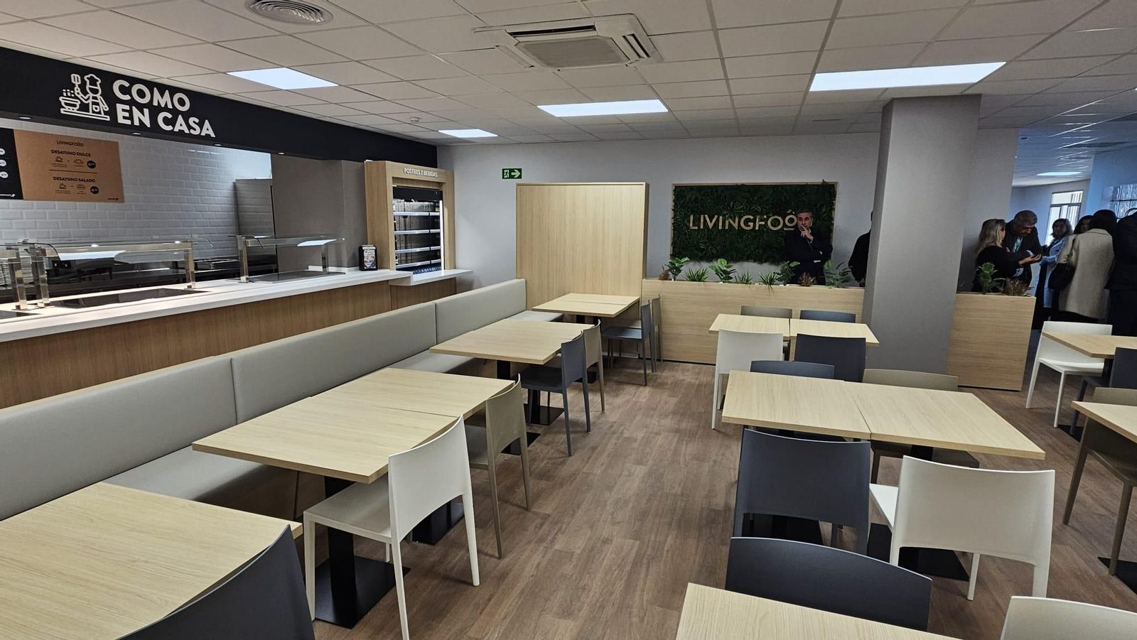 Imágenes de la flamante cafetería del Hospital Torrecárdenas