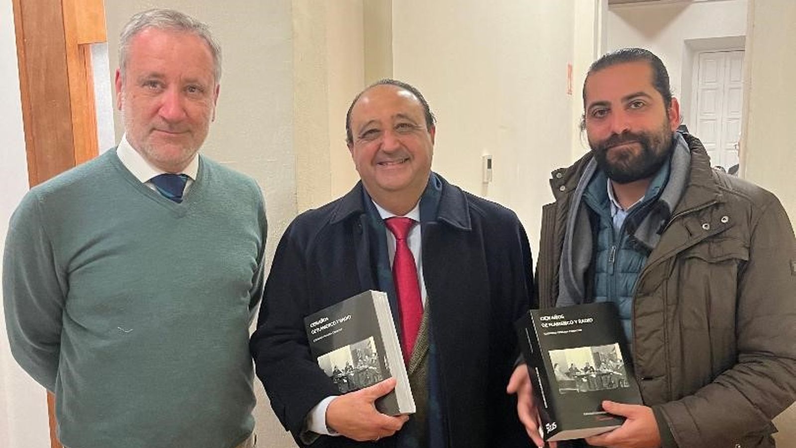 Carlos Alarcón con el concejal de Cultura  y Fietas de Jerez de la Frontera, Paco Zurita, y el periodista Juan Garrido.