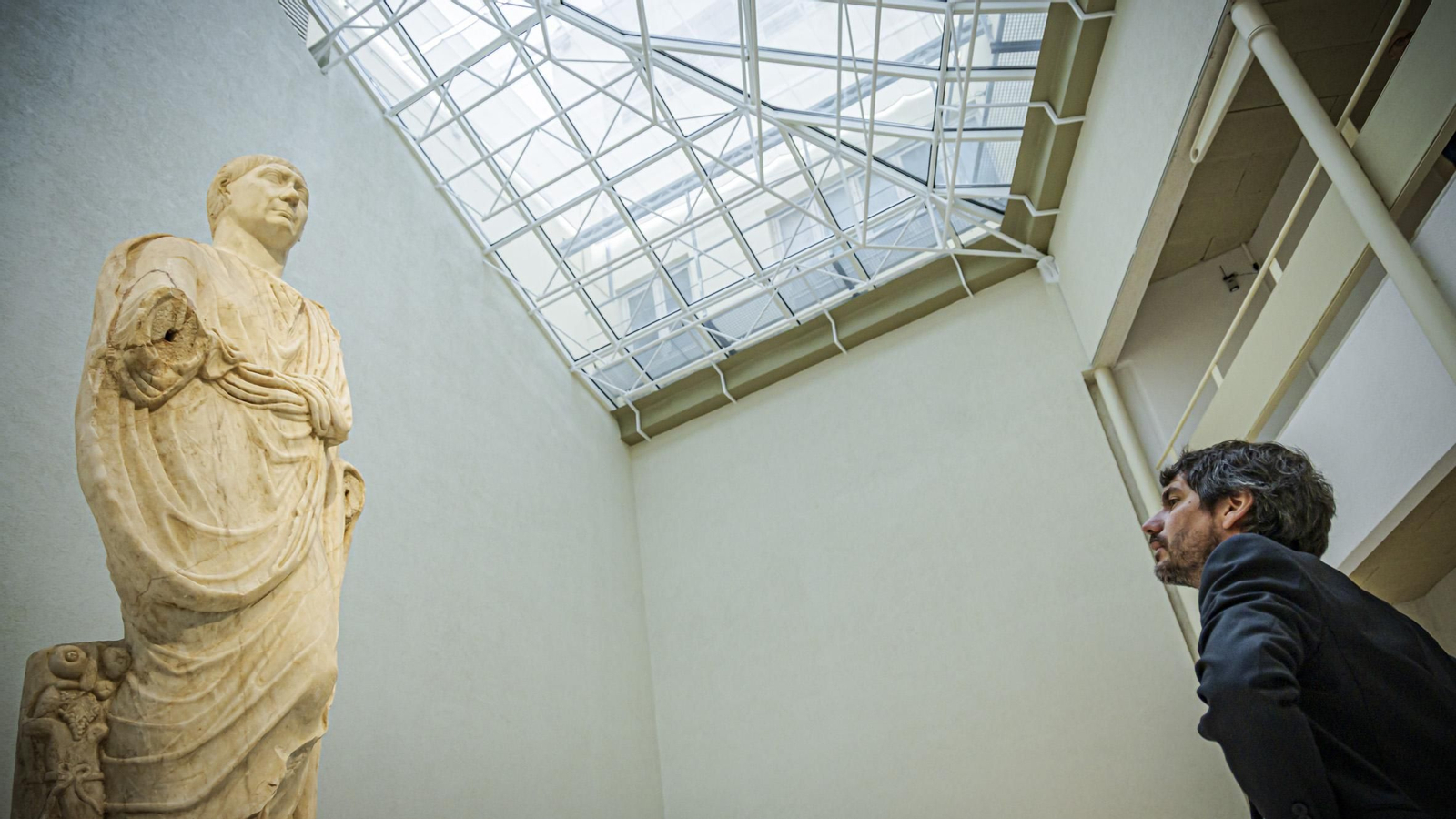 El ministro de Cultura, Ernest Urtasun, en febrero de este año durante su visita al Museo de Cádiz.
