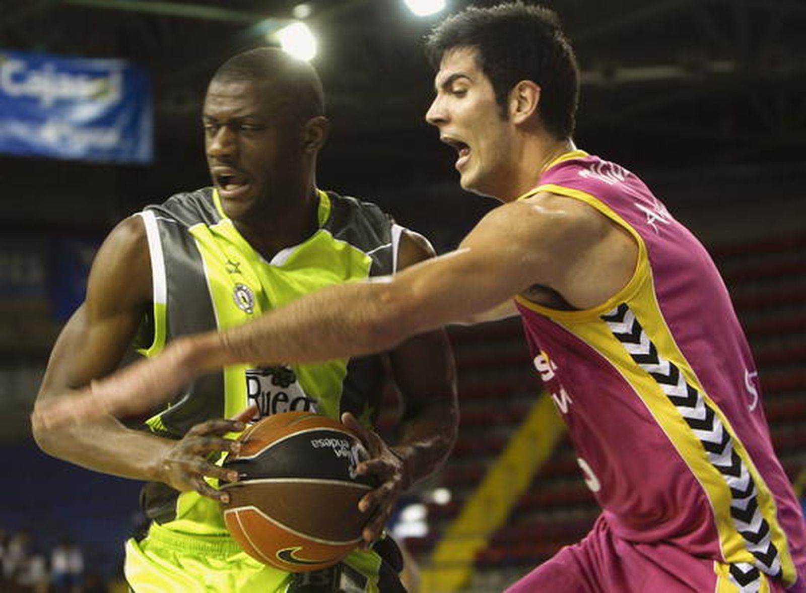 Así transcurrió la victoria del Cajasol sobre el Blancos de Rueda Valladolid.

Foto: EFE