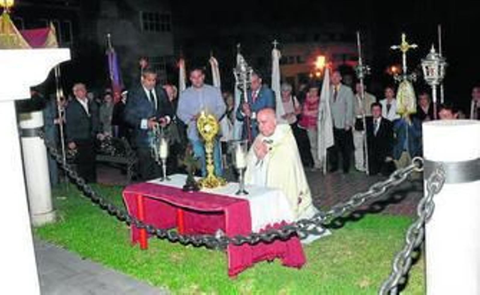 1. El Santísimo bajo palio delante del monumento a la Inmaculada Concepción. 2. El obispo arrodillado ante el Santísimo en el altar instalado a los pies de la Inmaculada. 3. La procesión arropada por los fieles a su paso por la Plaza de las Monjas 4. La salida por la puerta conventual de las Madres Agustinas 5. Las banderas entorno al altar. 6. Bendición final en las Agustinas.