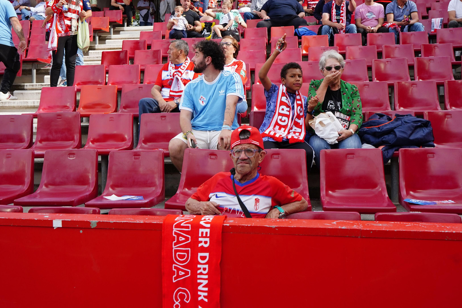Encuéntrate en la grada de Los Cármenes en el Granada-Celta de Vigo