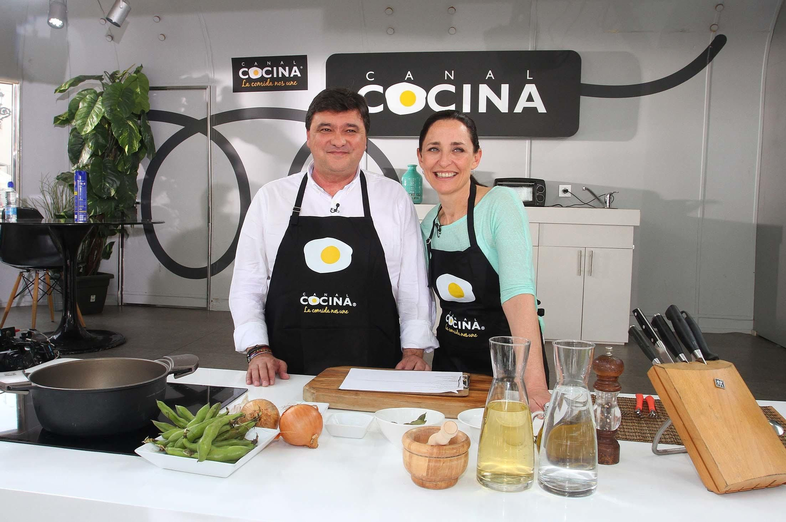 Imágenes de Gabriel Cruz durante la grabación del programa 'Hoy cocina el alcalde'.