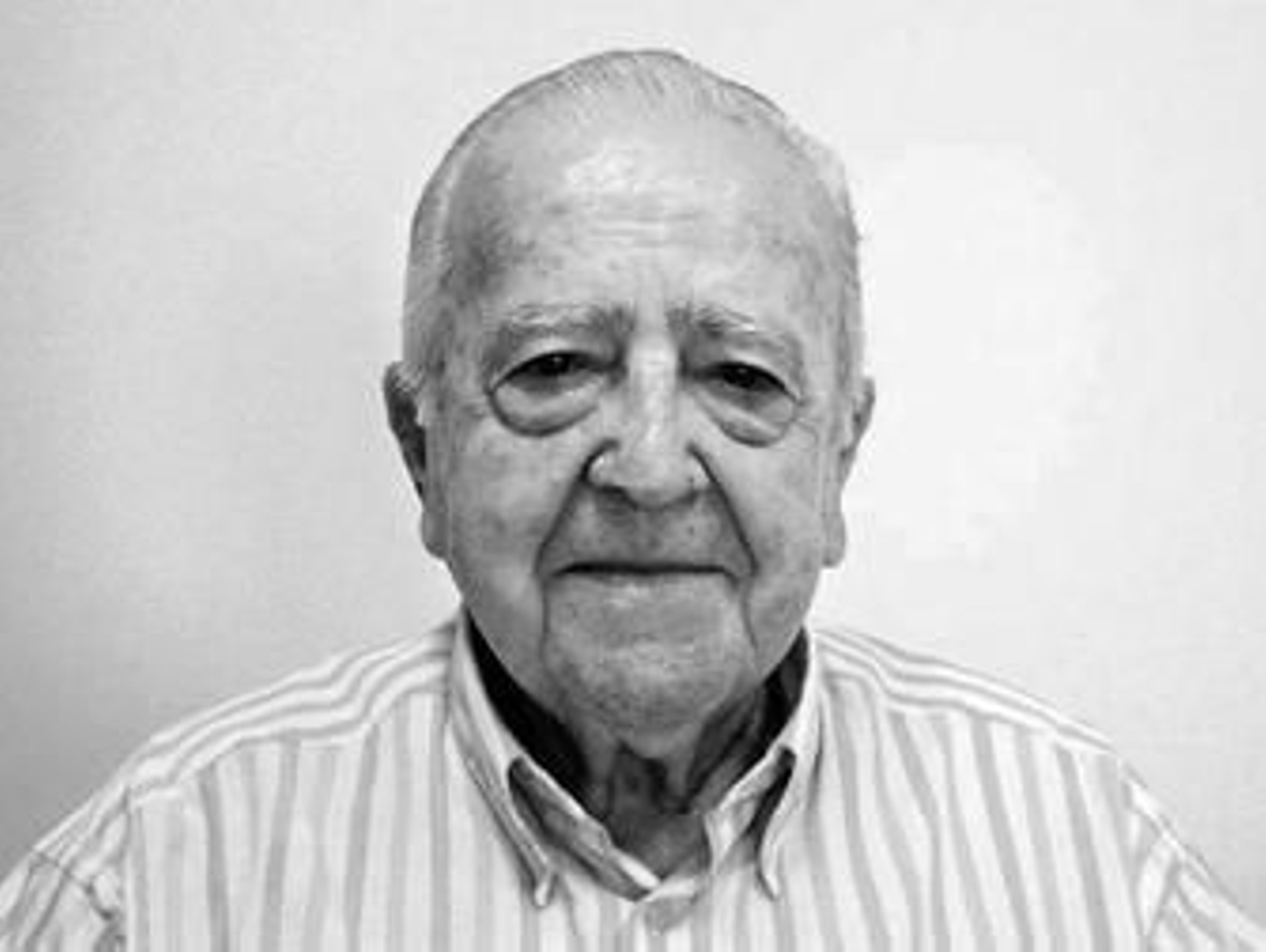 Otamendi se anticipa a Saviola para arrebatarle el esférico.