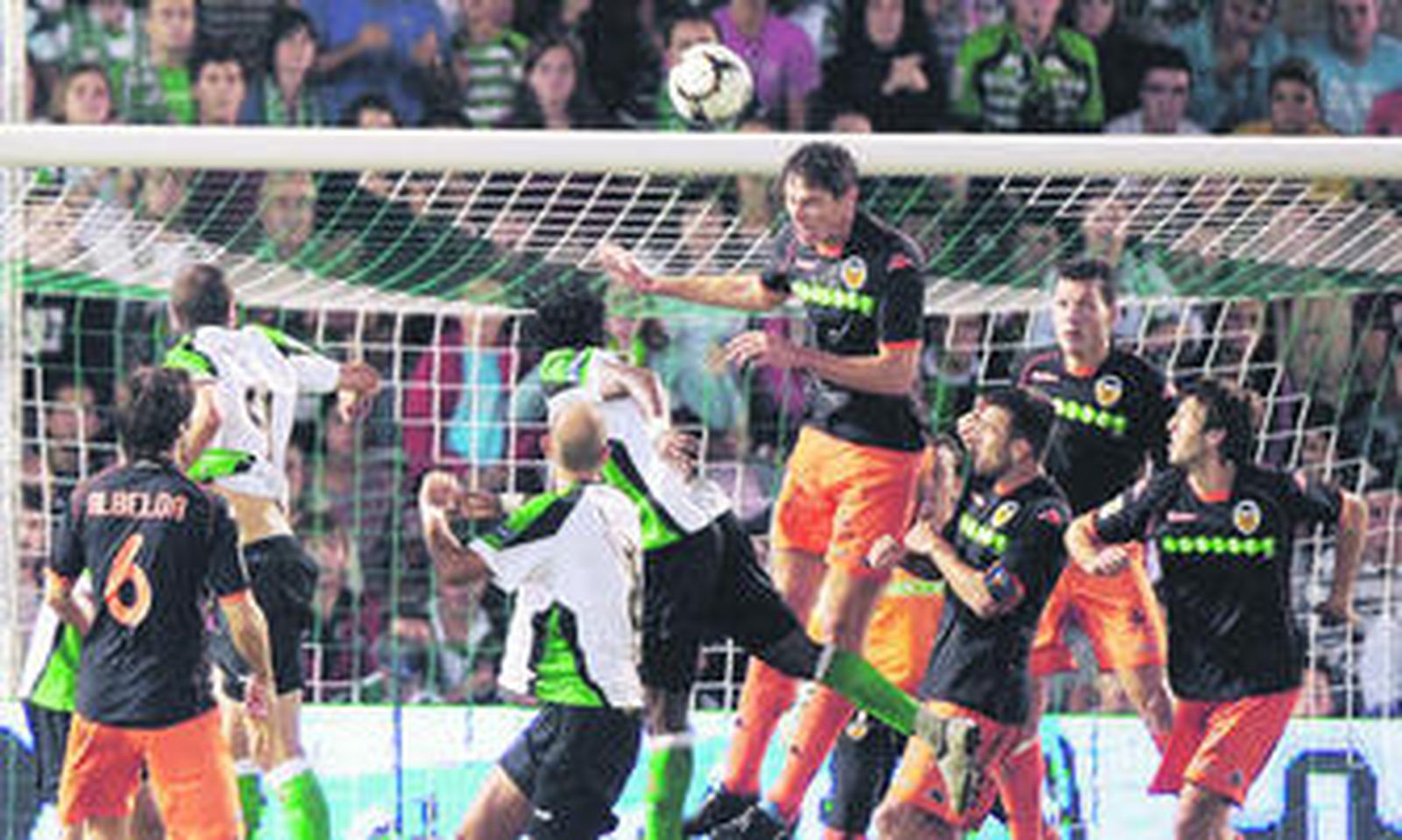 Zigic, en el centro de la imagen durante una jugada defensiva, fue el autor del único tanto del encuentro.