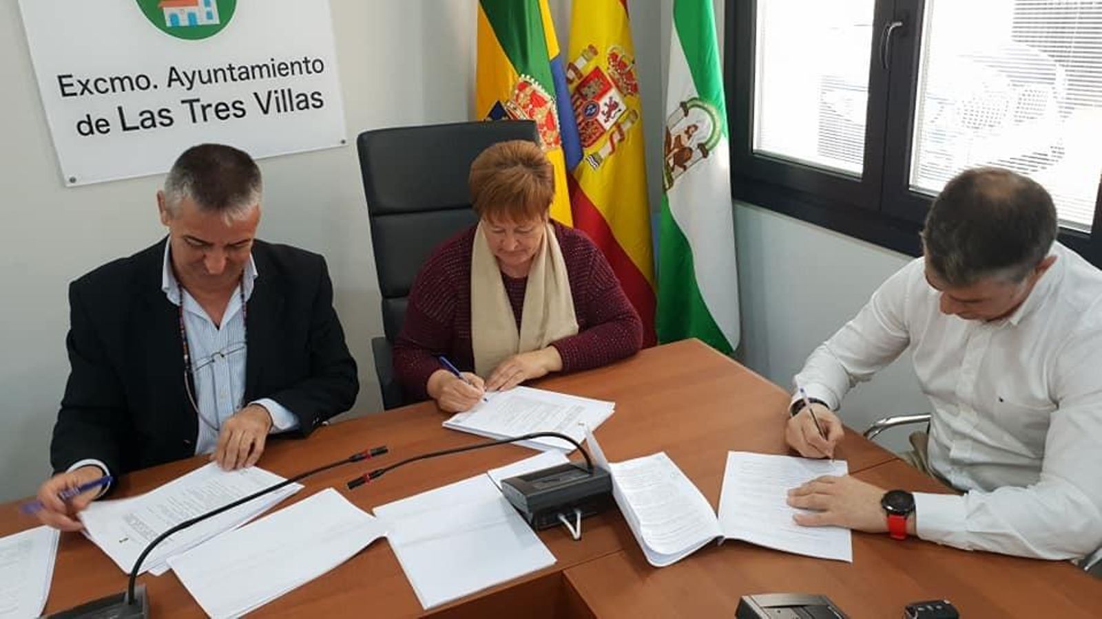 La alcaldesa ha rubricado este pasado lunes el contrato de construcción de la residencia.