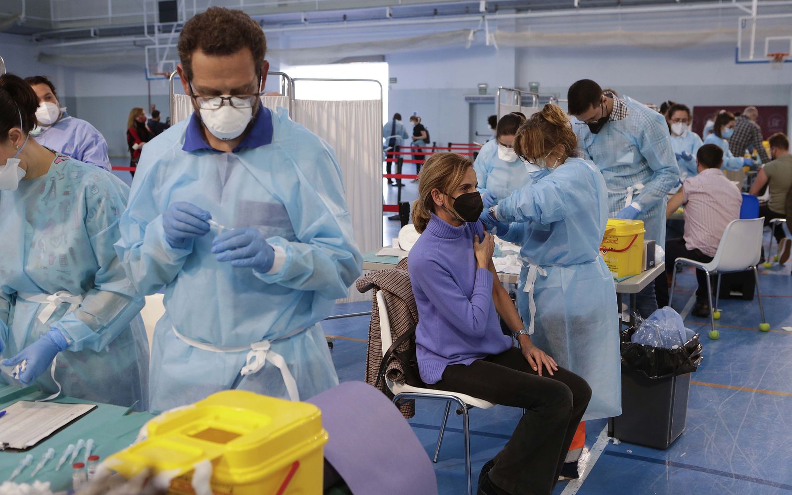Vacunación de profesores en el pabellón deportivo del SADUS