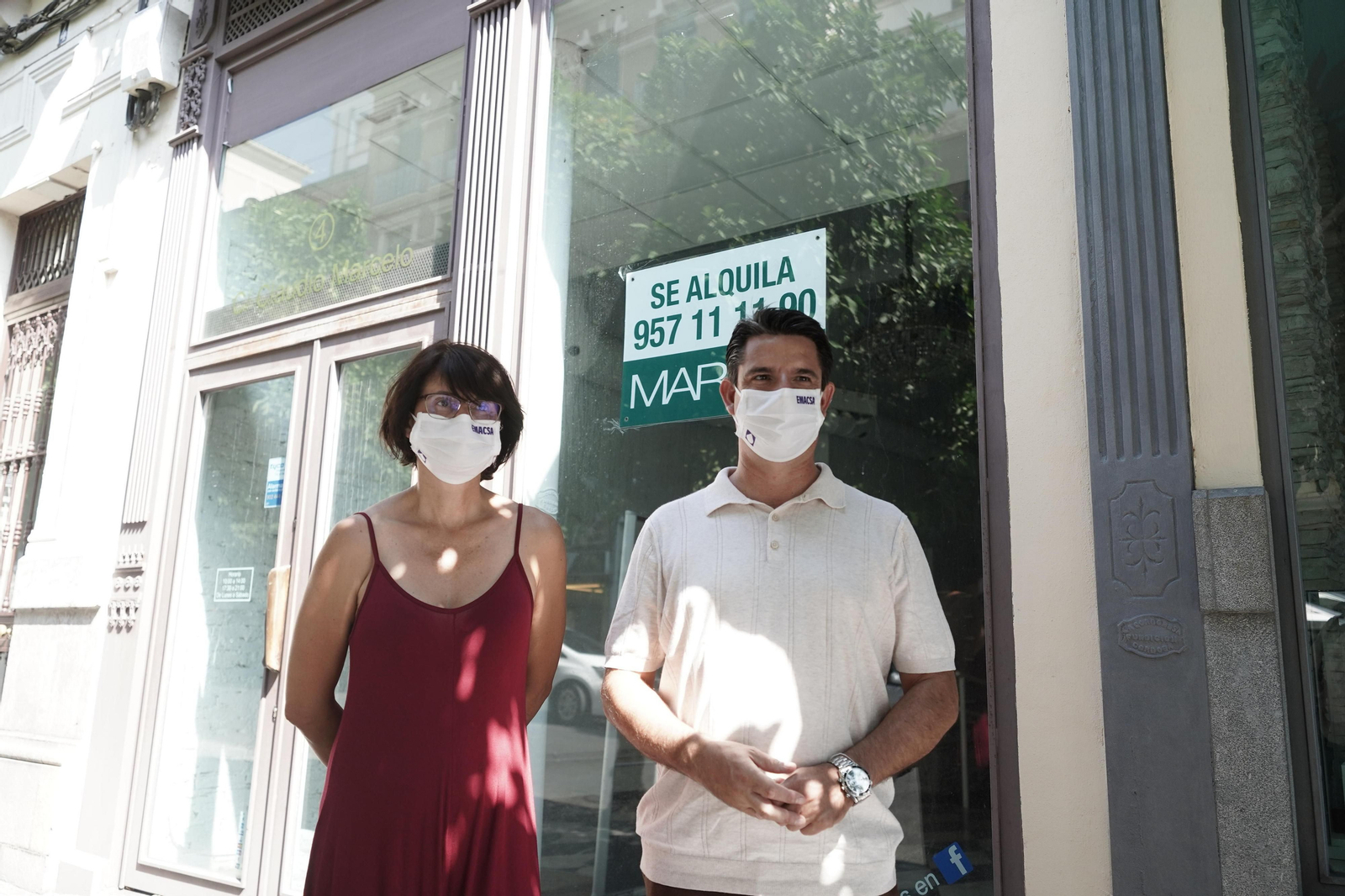 Amparo Pernichi y Pedro García en un local vacío de la calle Claudio Marcelo