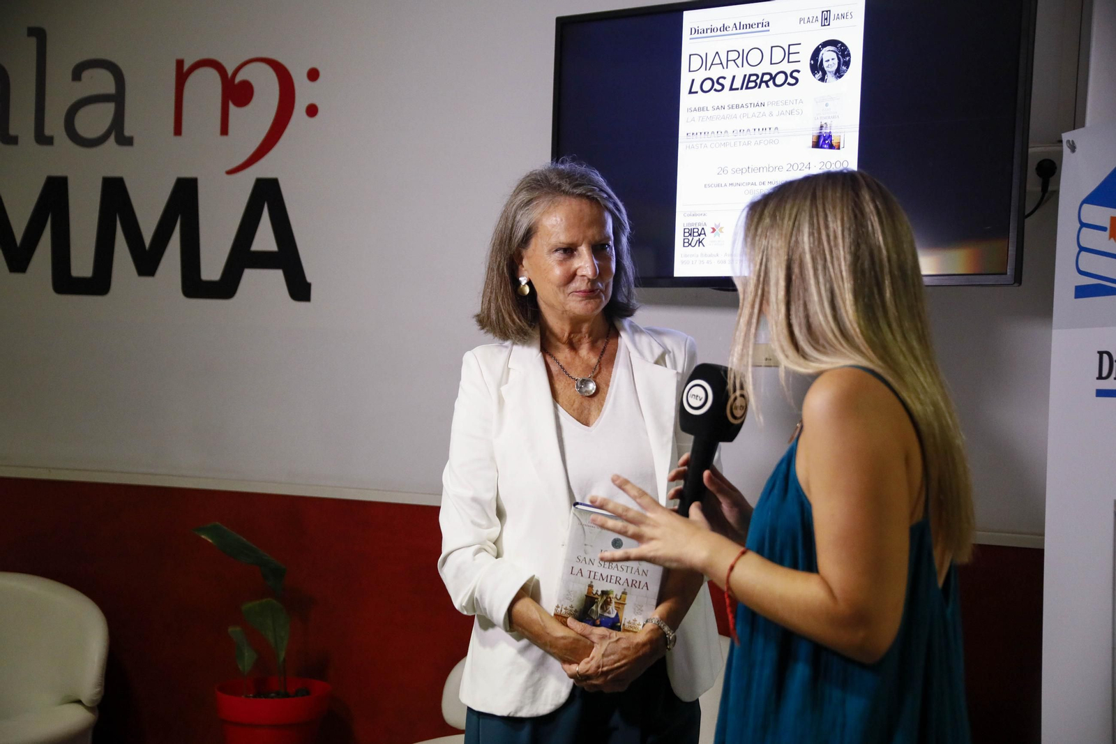 Las imágenes del diario de los libros con Isabel San Sebastián