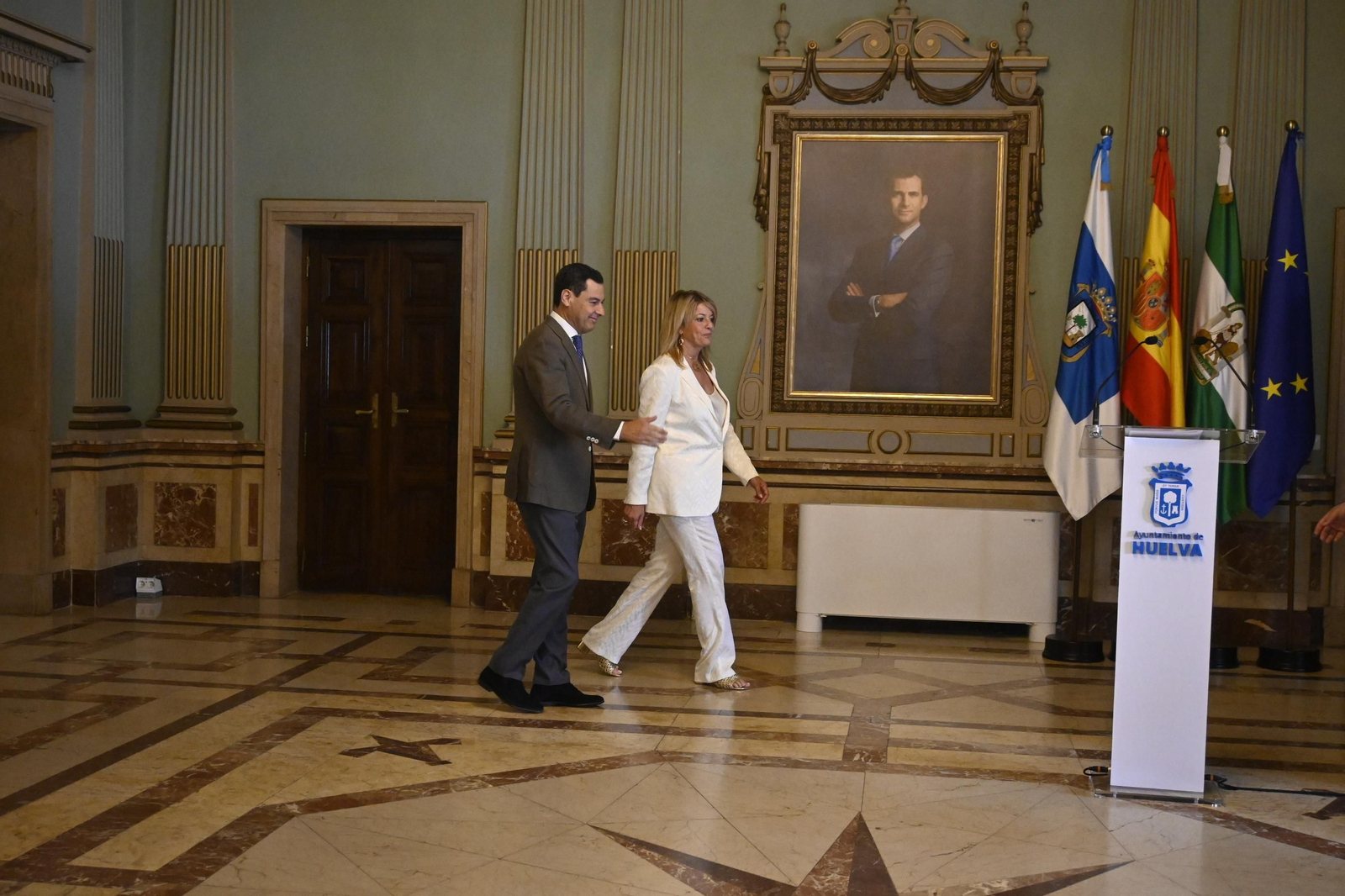 Visita de Juanma Moreno al Ayuntamiento de Huelva, en Imágenes