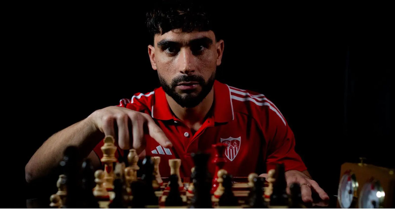 Maupay posa en la figuración del ajedrez que el Sevilla viene usando para sus fichajes.