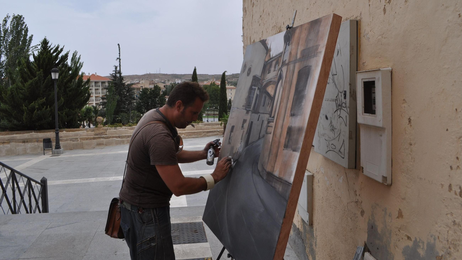 Imagen de archivo de un pintor y su obra para presentarla a concurso.